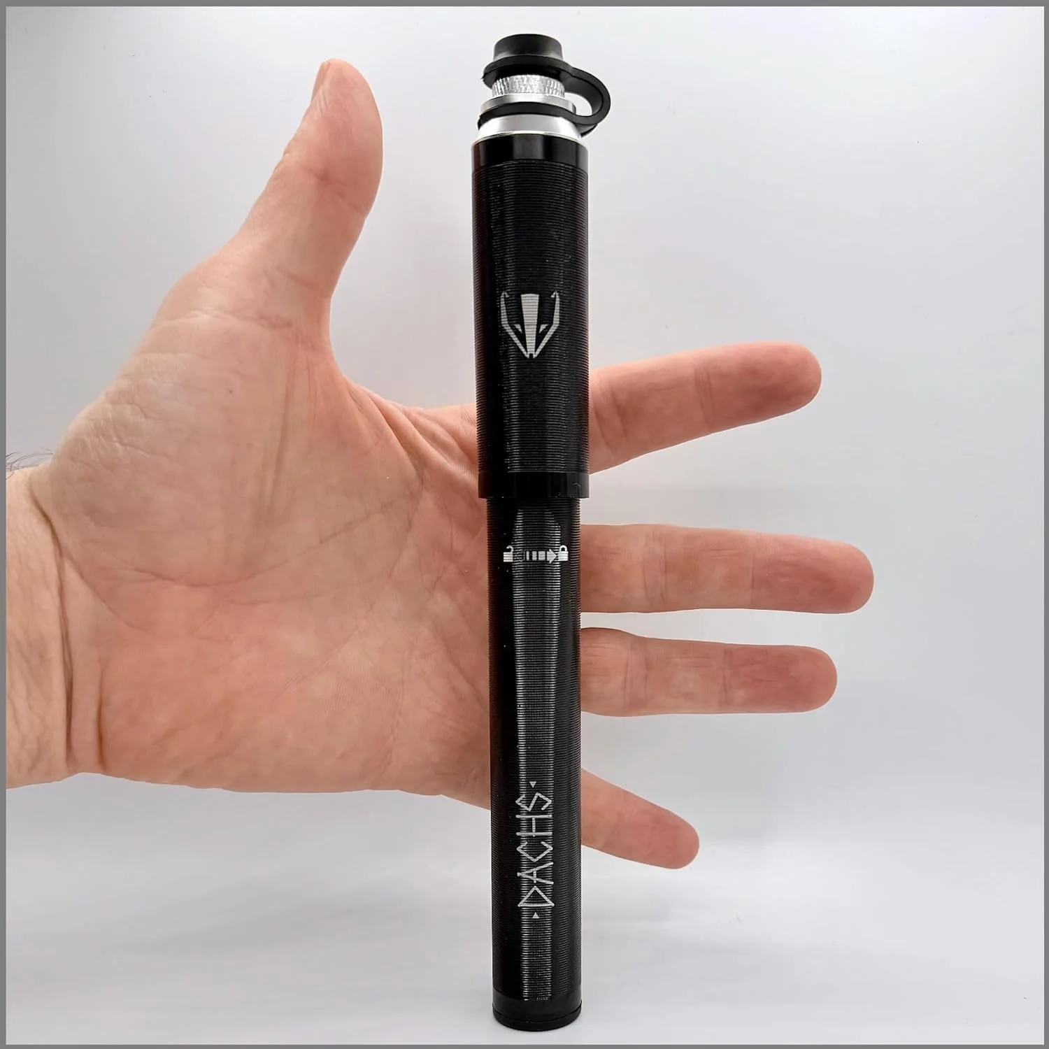 تلمبه دستی DACHS با فشارسنج - تلمبه مینی دوچرخه با فشار بالا به همراه شلنگ و بست | تلمبه هوای جمع و جور برای والف های پرستا و شرادر، دوچرخه کورسی، شن و MTB | 120 PSI / 8.3 BAR تلمبه دستی DACHS با فشارسنج - تلمبه مینی دوچرخه با فشار بالا به همراه شلنگ و بست | تلمبه هوای جمع و جور برای والف های پرستا و شرادر، دوچرخه کورسی، شن و MTB | 120 PSI / 8.3 BAR