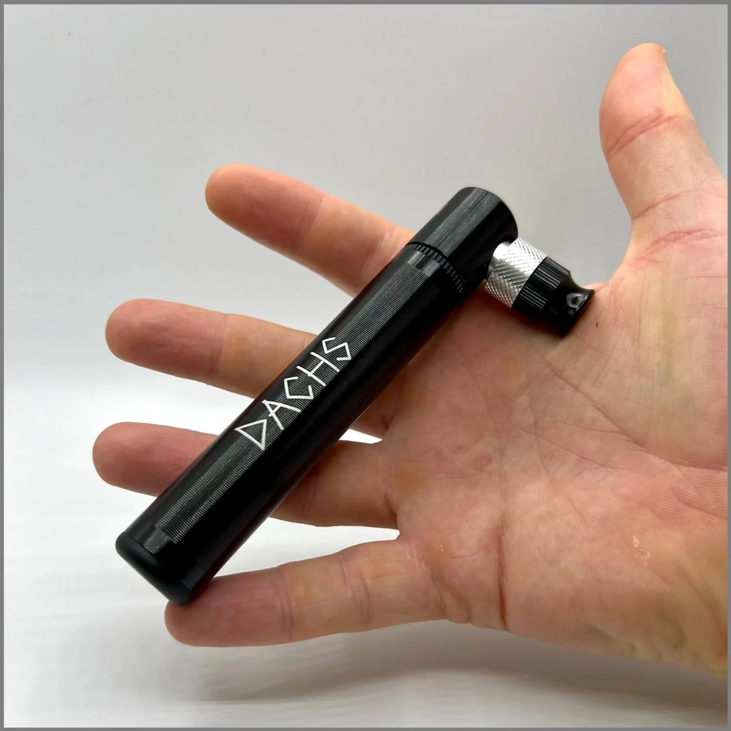 تلمبه مینی دوچرخه DACHS به همراه بست - فشار بالا، سبک وزن، مناسب سفر - 126 x 45 x 20 میلی متر، 60 گرم - حداکثر فشار 9 بار/130 PSI - مناسب برای انواع دوچرخه تلمبه مینی دوچرخه DACHS به همراه بست - فشار بالا، سبک وزن، مناسب سفر - 126 x 45 x 20 میلی متر، 60 گرم - حداکثر فشار 9 بار/130 PSI - مناسب برای انواع دوچرخه