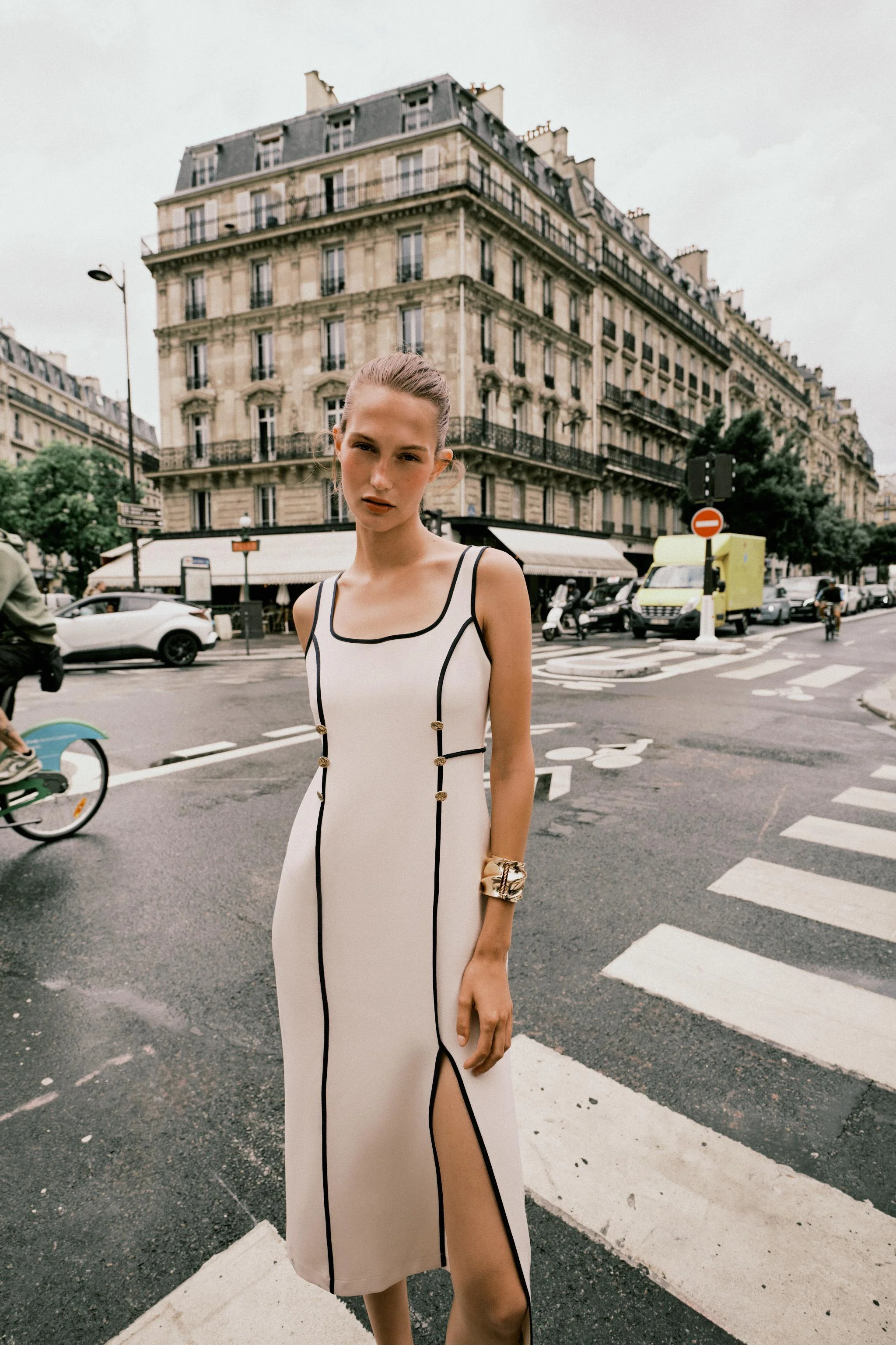 پیراهن میدی با تزیینات متضاد پیراهن میدی با تزیینات متضاد