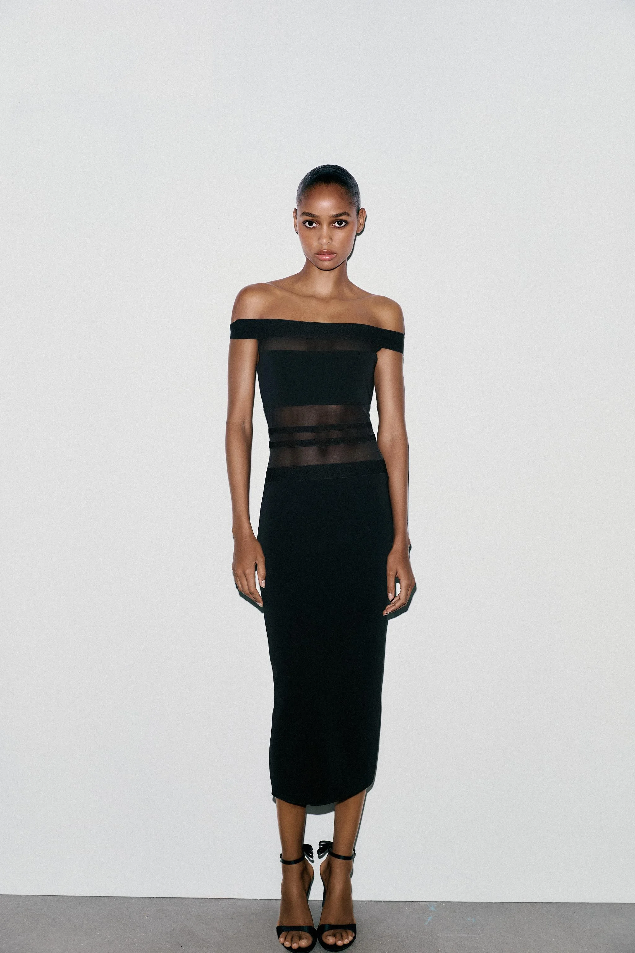 پیراهن جذب با پارچه کشی و رنگ متضاد پیراهن جذب با پارچه کشی و رنگ متضاد