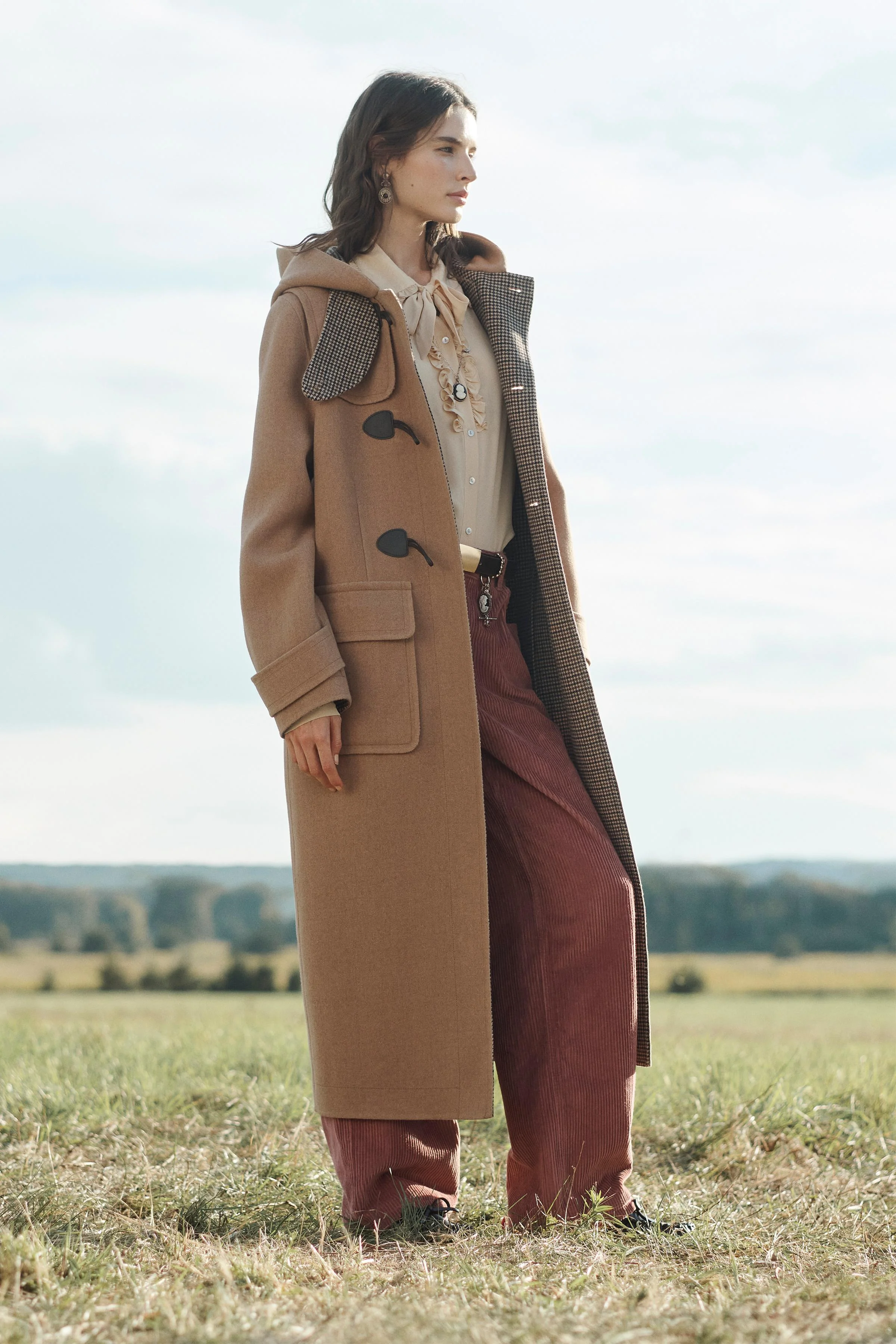 پالتو کلاه دار با ترکیب پشم، نسخه محدود. آستین های بلند با زبانه و دکمه. جیب های جلوی پچ دار با سرپوش. لبه با شکاف پشتی. بستن با قفل های جلویی. پالتو کلاه دار با ترکیب پشم، نسخه محدود. آستین های بلند با زبانه و دکمه. جیب های جلوی پچ دار با سرپوش. لبه با شکاف پشتی. بستن با قفل های جلویی.