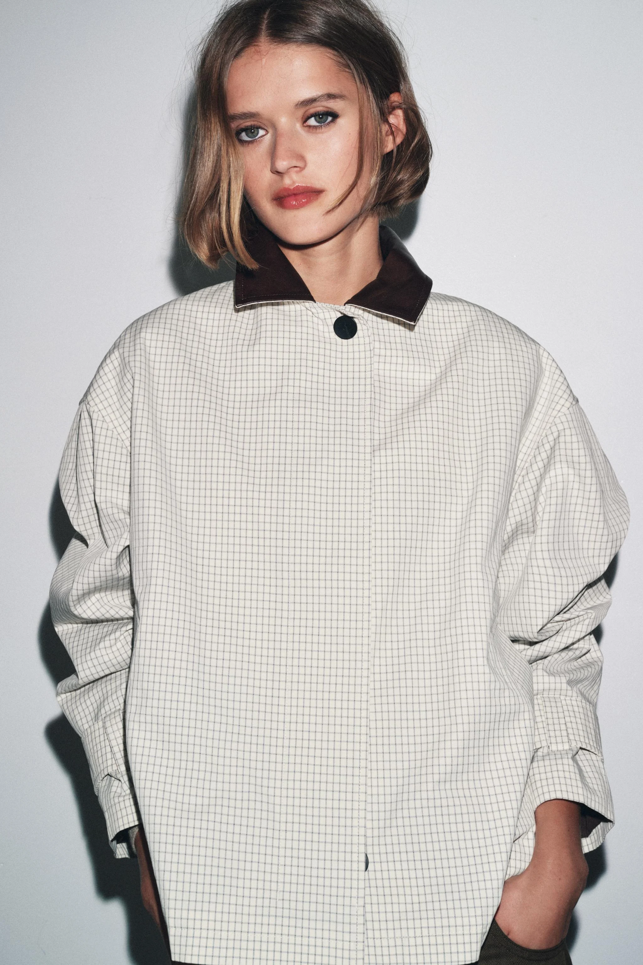 کت کوتاه ترنچ چرمی ZW COLLECTION با یقه برگردان کت کوتاه ترنچ چرمی ZW COLLECTION با یقه برگردان