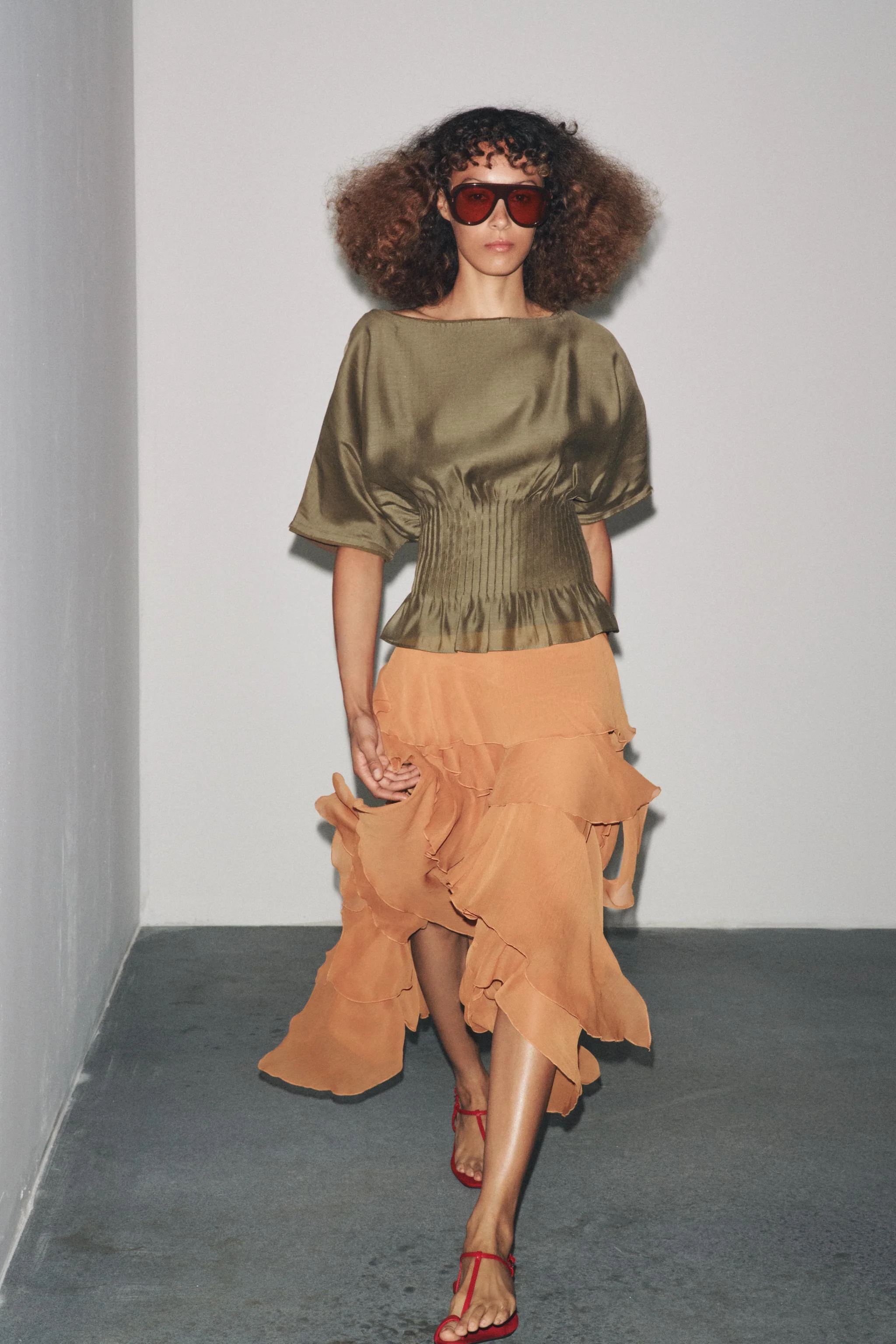 بلوز بافت ترکیبی با کمر پلیسه دار بلوز بافت ترکیبی با کمر پلیسه دار