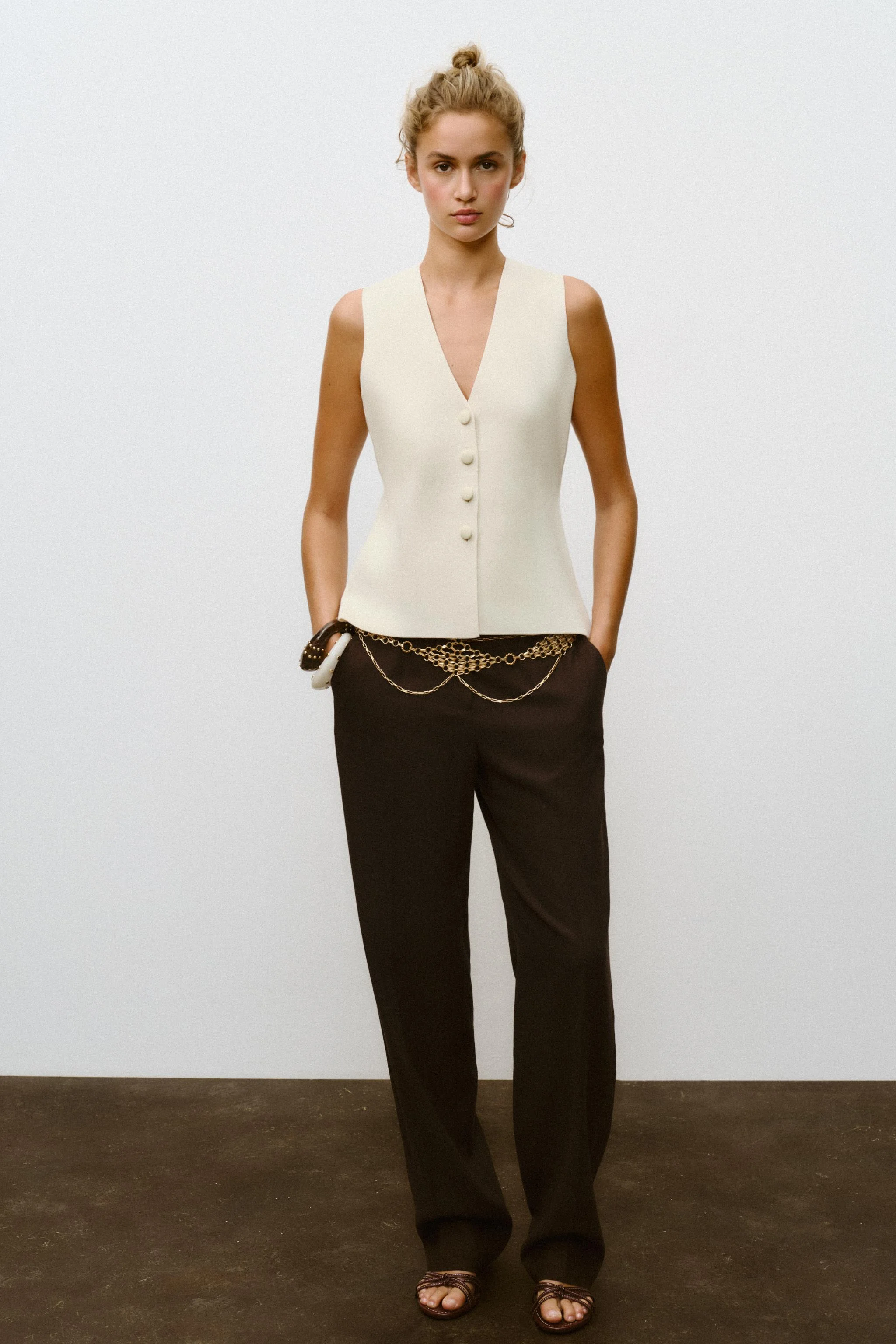 جلیقه بافتنی دکمه دار با دکمه های روکش دار جلیقه بافتنی دکمه دار با دکمه های روکش دار