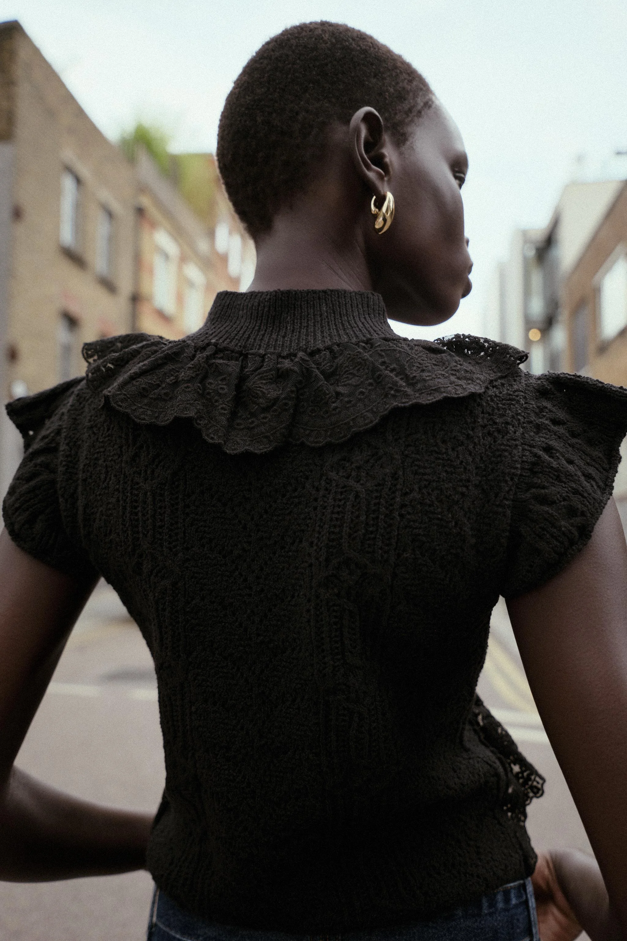 تاپ بافت پوانتله با جزئیات چین دار تاپ بافت پوانتله با جزئیات چین دار