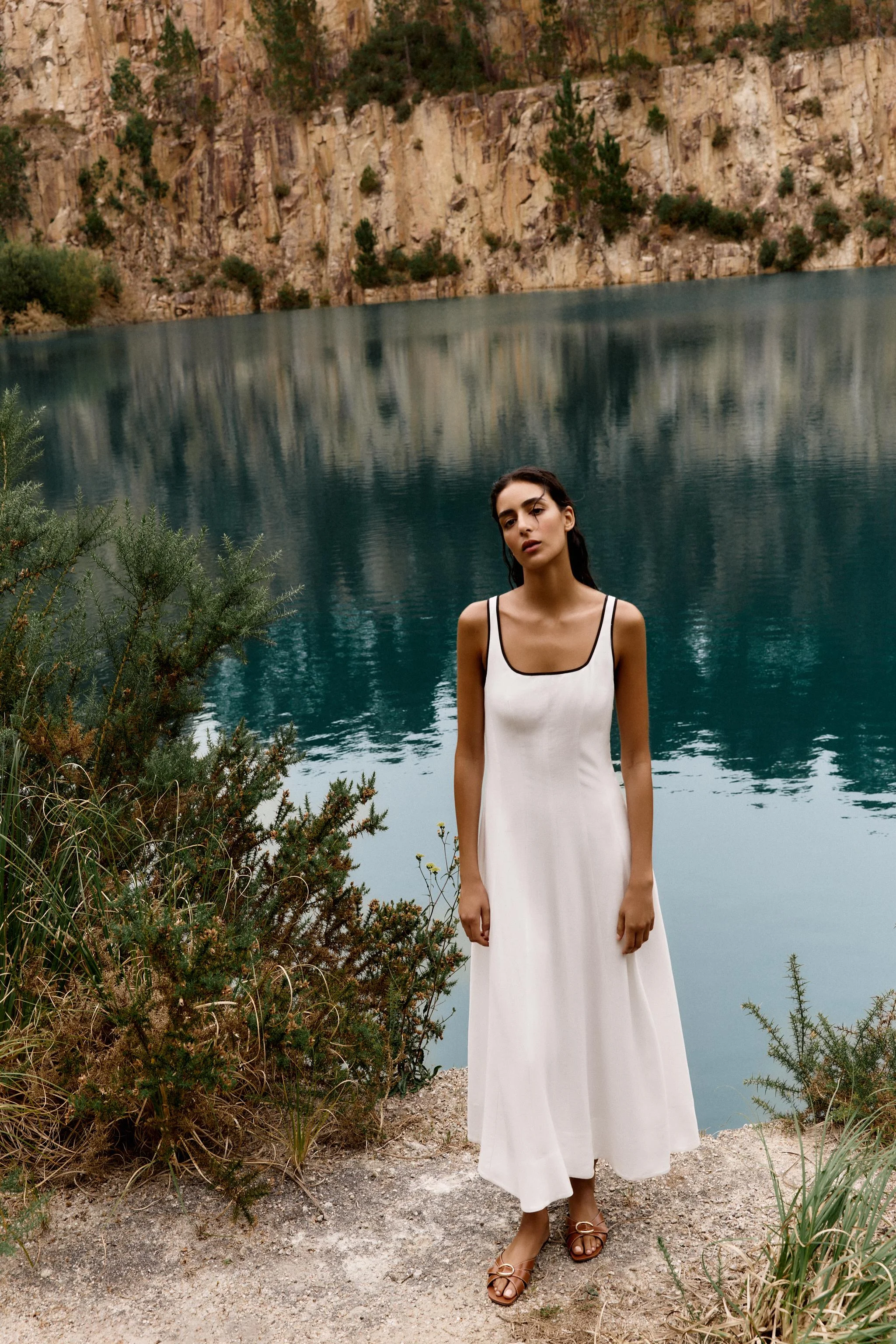 صندل های ضربدری با جزئیات فلزی صندل های ضربدری با جزئیات فلزی