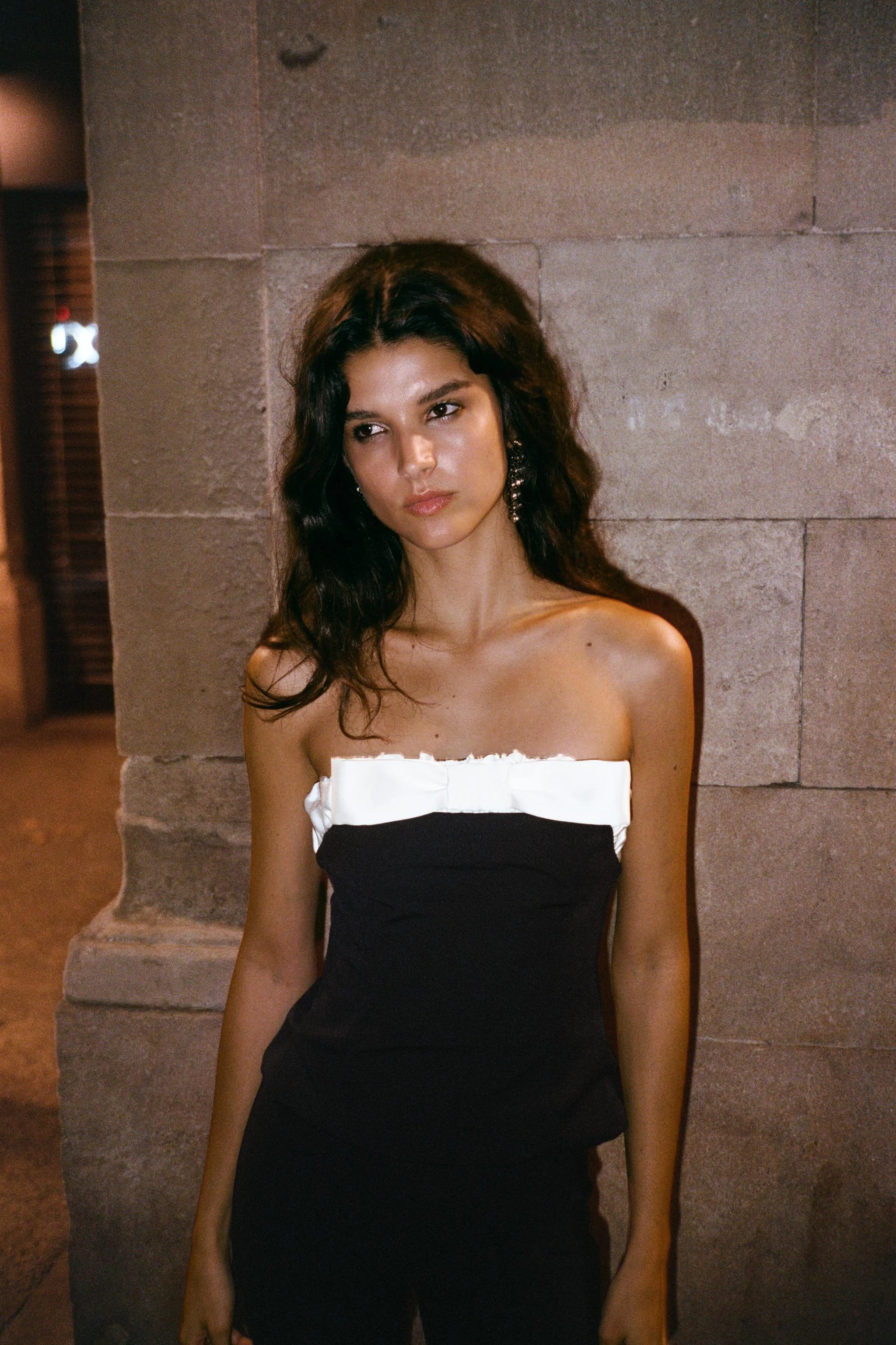 تاپ یقه صاف و بدون سرشانه با پاپیون متضاد تاپ یقه صاف و بدون سرشانه با پاپیون متضاد