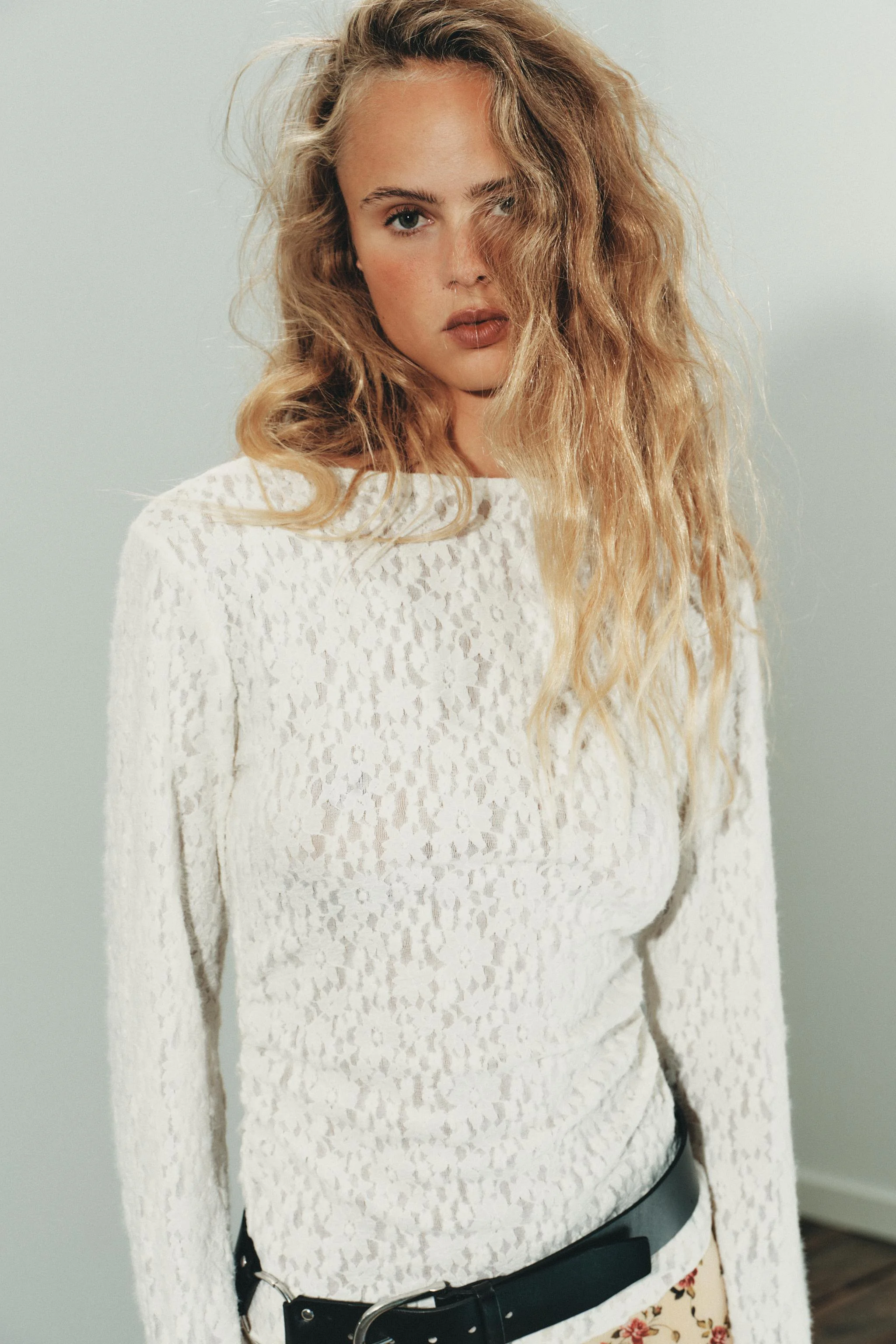 تاپ گیپور لطیف با یقه ایستاده و آستین بلند تاپ گیپور لطیف با یقه ایستاده و آستین بلند