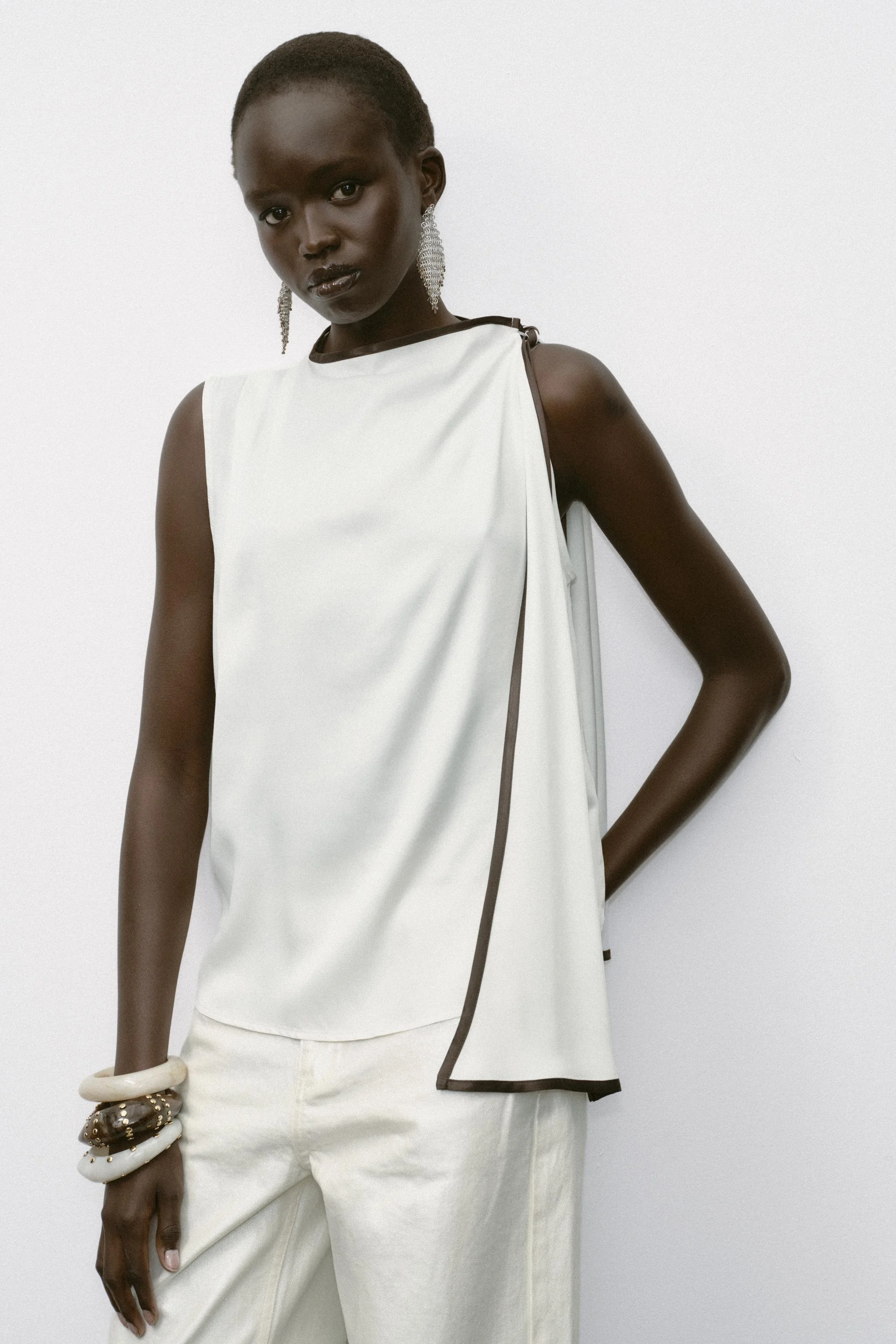 تاپ ساتن با پاپیون و تزیینات متضاد