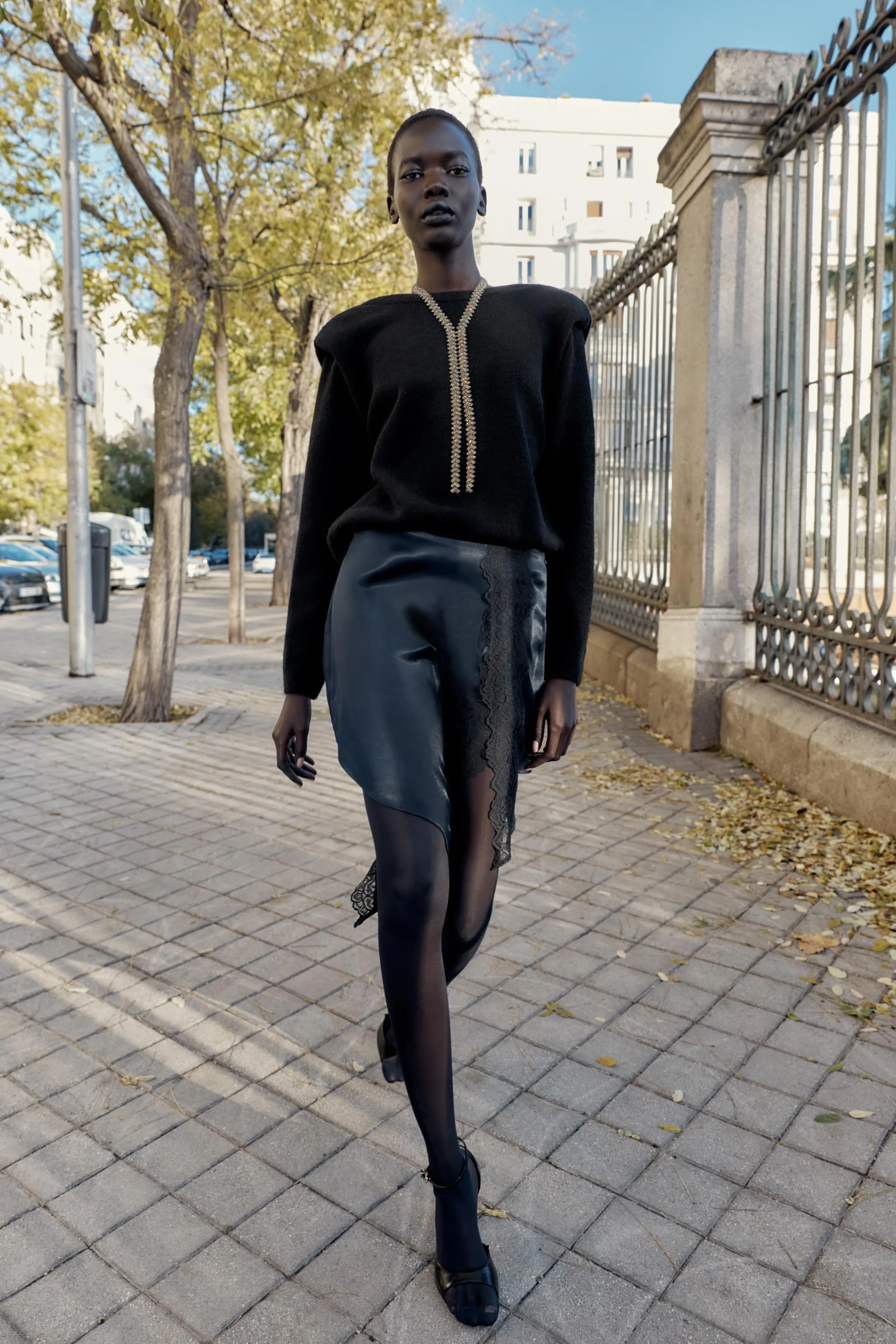 دامن کوتاه ساتن با گیپور