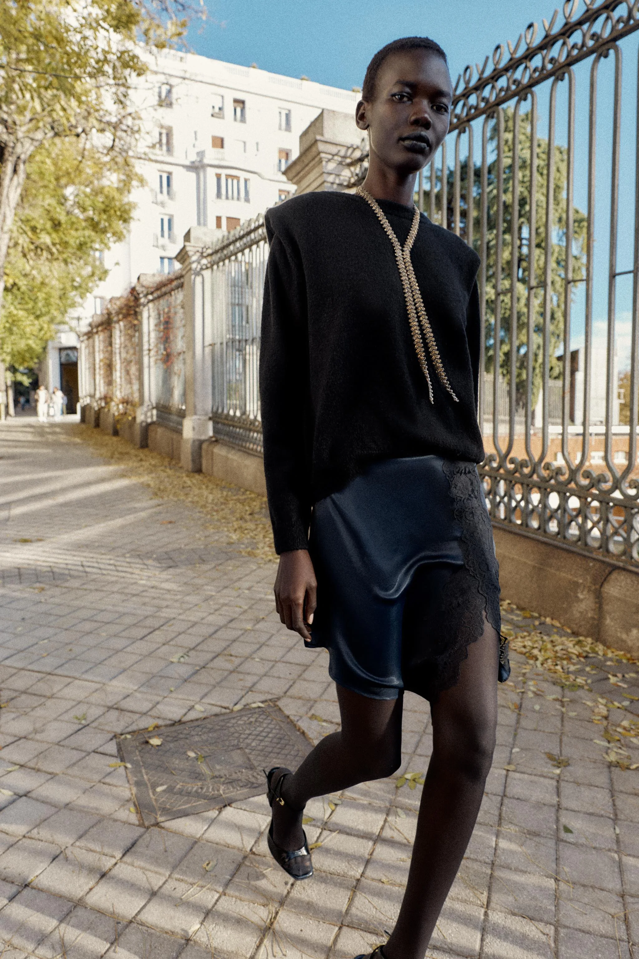 دامن کوتاه ساتن با گیپور