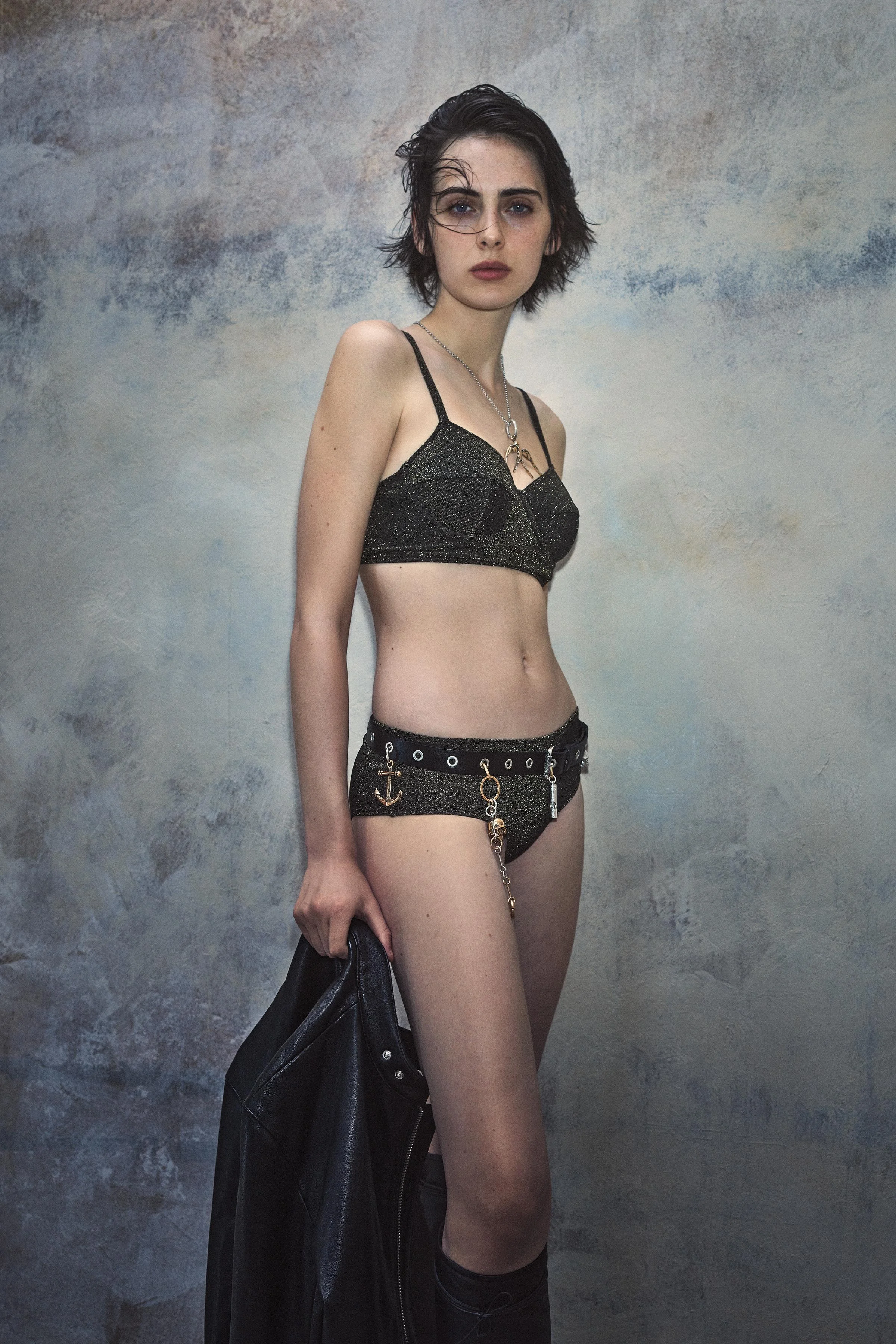 کمربند چرمی با آویزهای تزئینی، کالکشن کیت ماس X زارا کمربند چرمی با آویزهای تزئینی، کالکشن کیت ماس X زارا