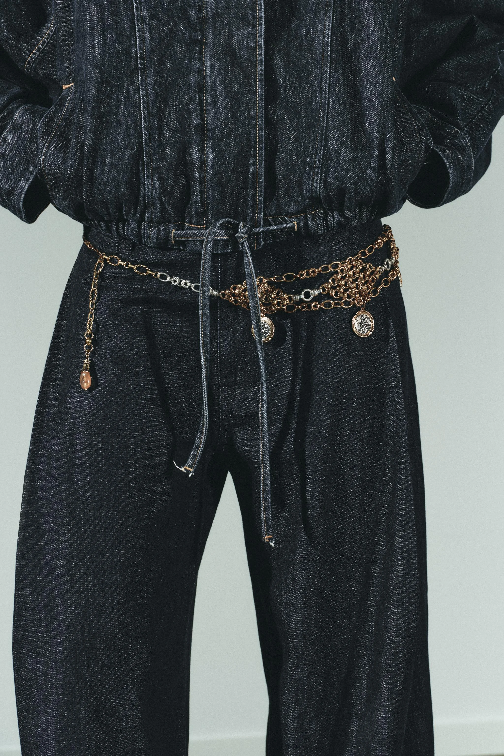 کمربند فلزی با طرح لوزی و آویزهای مدال