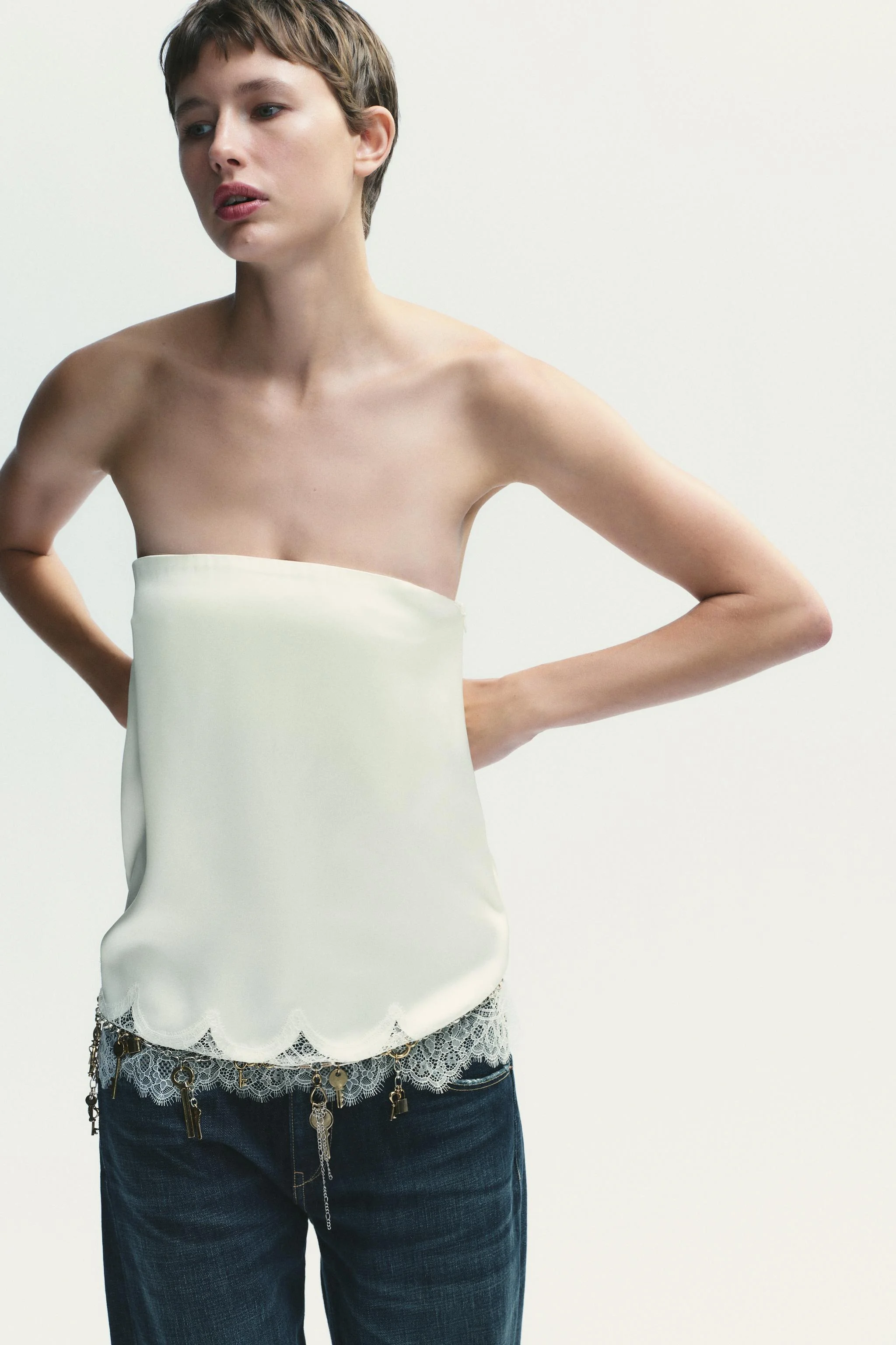 کمربند فلزی زنجیری با آویزهای متضاد کمربند فلزی زنجیری با آویزهای متضاد