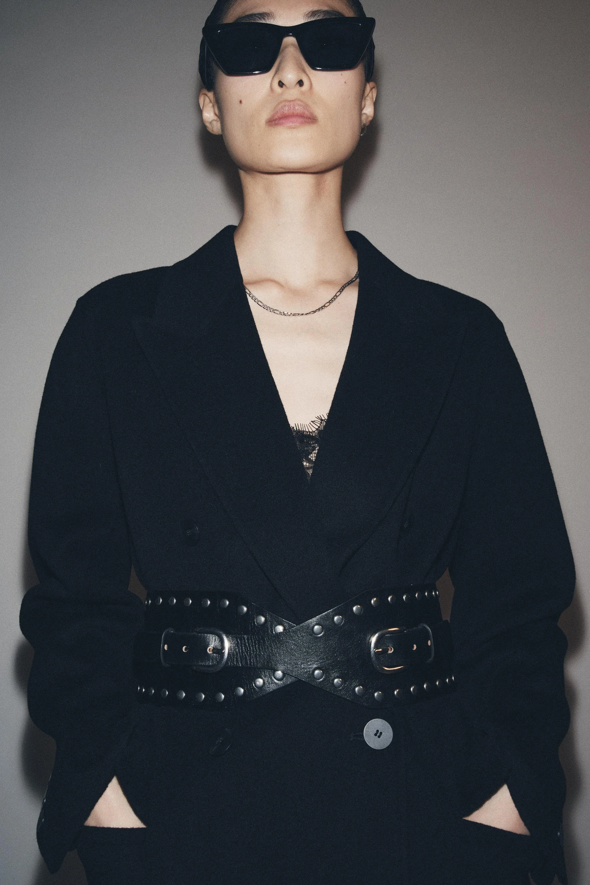 کمربند چرمی زنانه با تزئینات پرچ