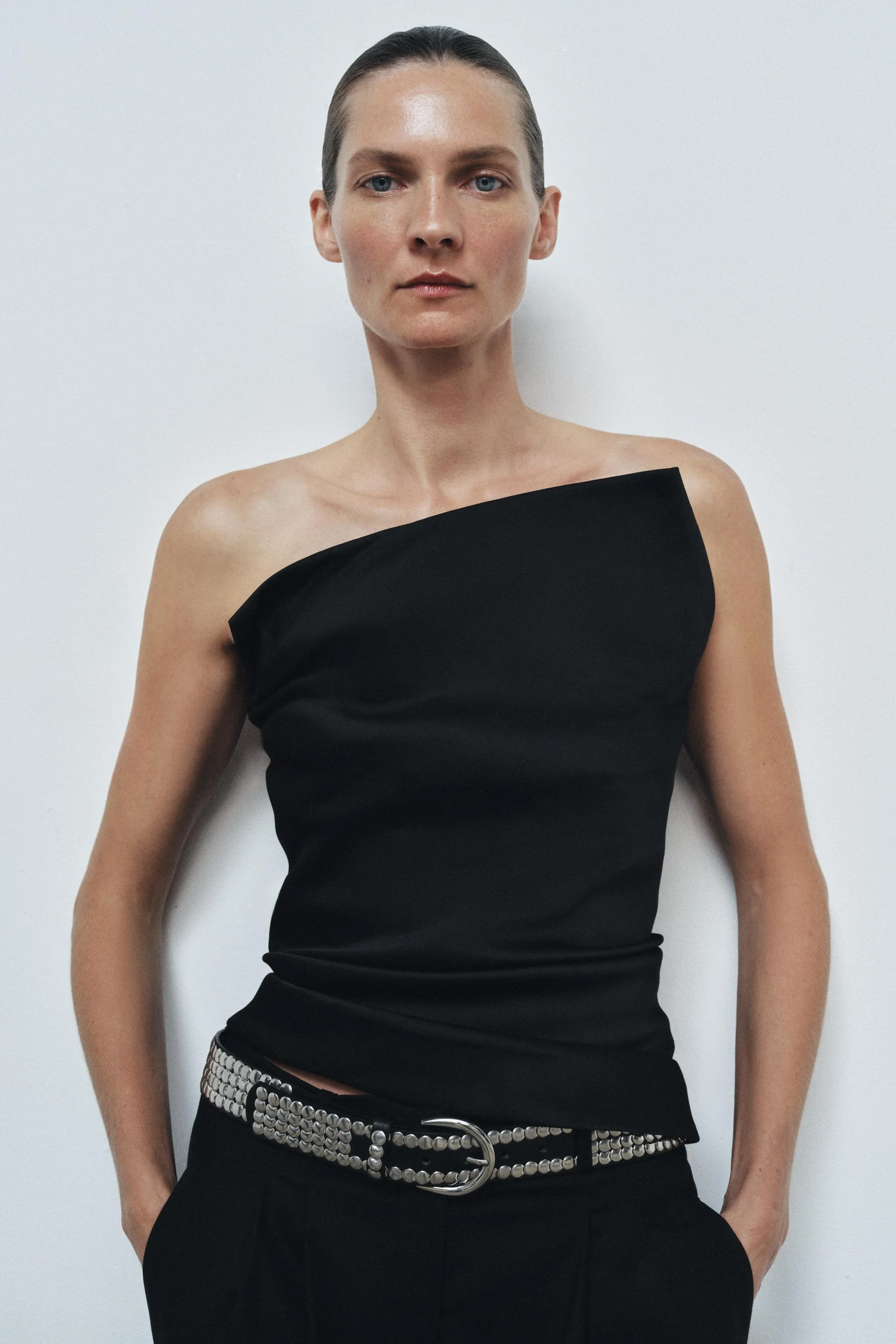 کمربند چرمی با پرچ های متعدد