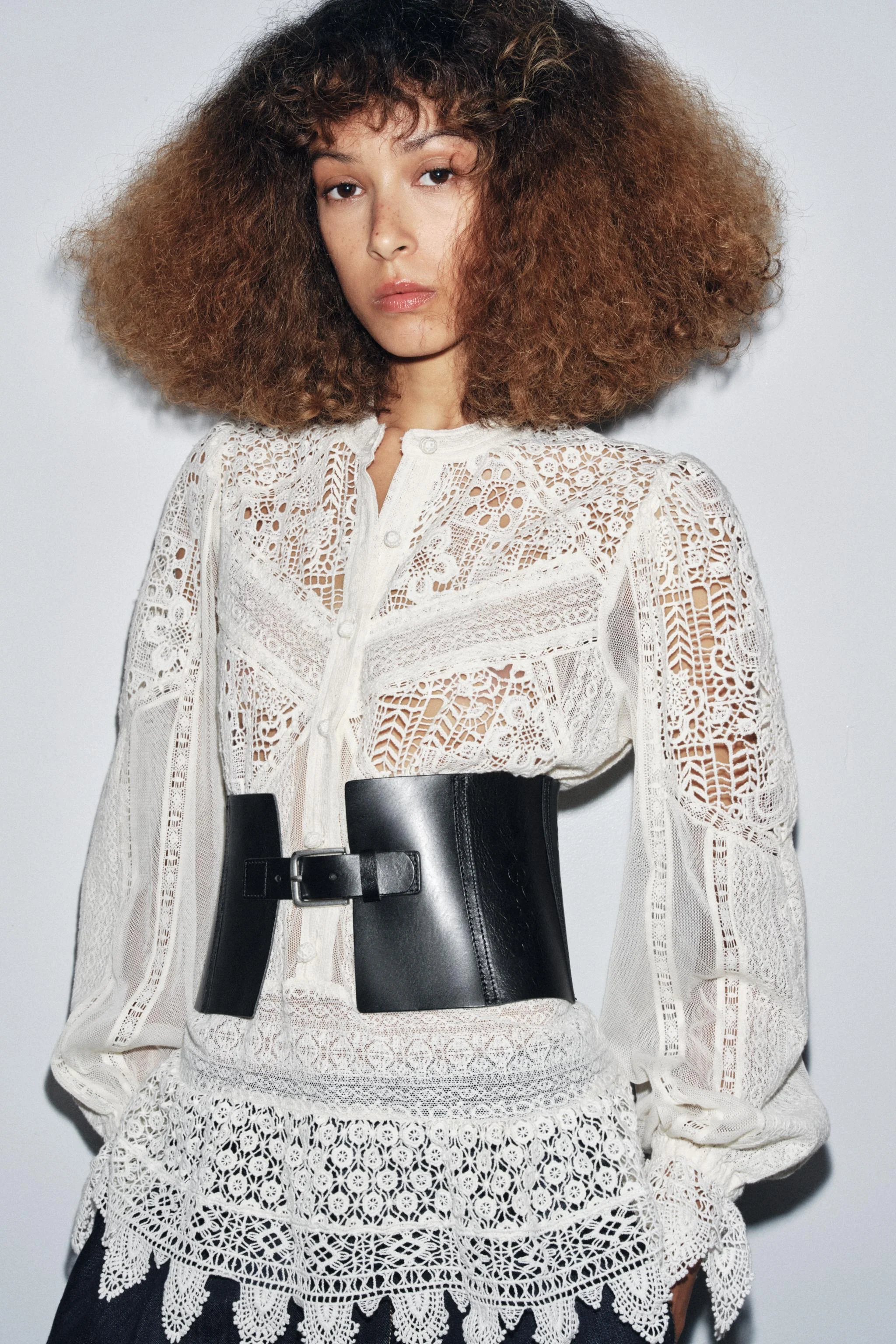 کمربند پهن چرمی با بافت طرح‌دار