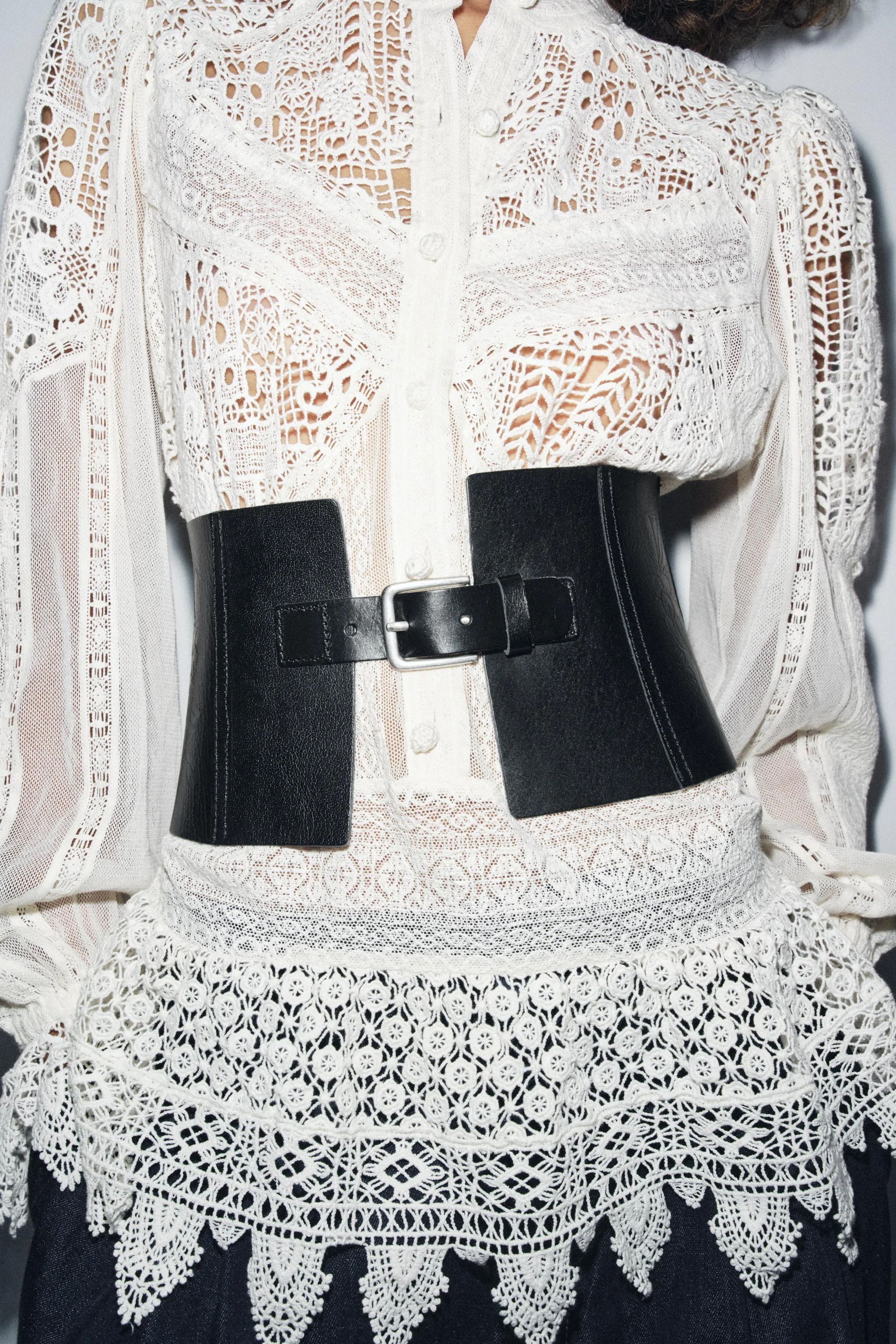 کمربند پهن چرمی با بافت طرح‌دار