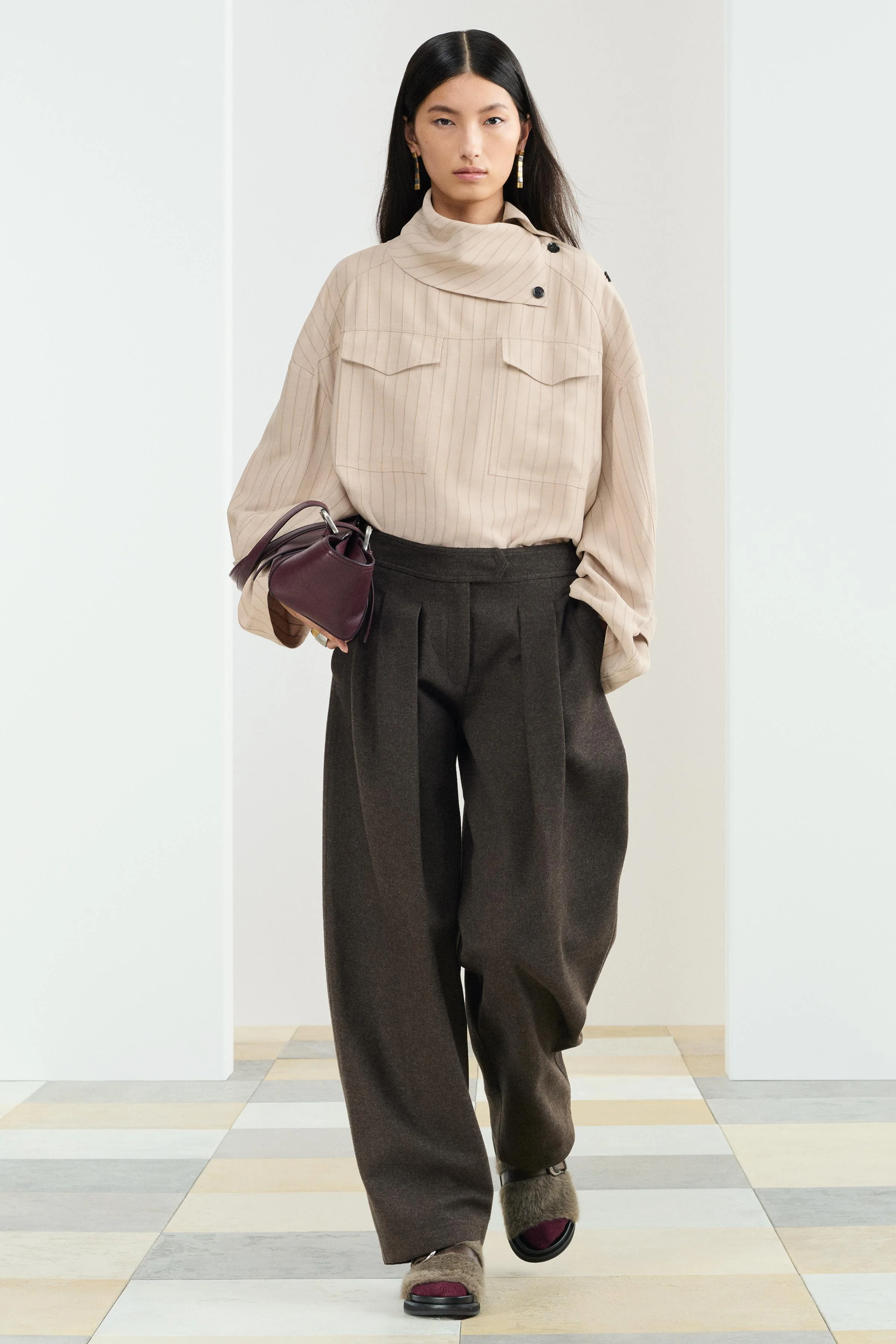 کیف دوشی چرمی بلند. دارای بند دوشی دوبل با سگک های فلزی. جزئیات دوخت در قسمت بالایی. دارای جیب داخلی. دارای زیپ. ارتفاع x طول x عرض: 15 x 29 x 12.5 سانتی متر