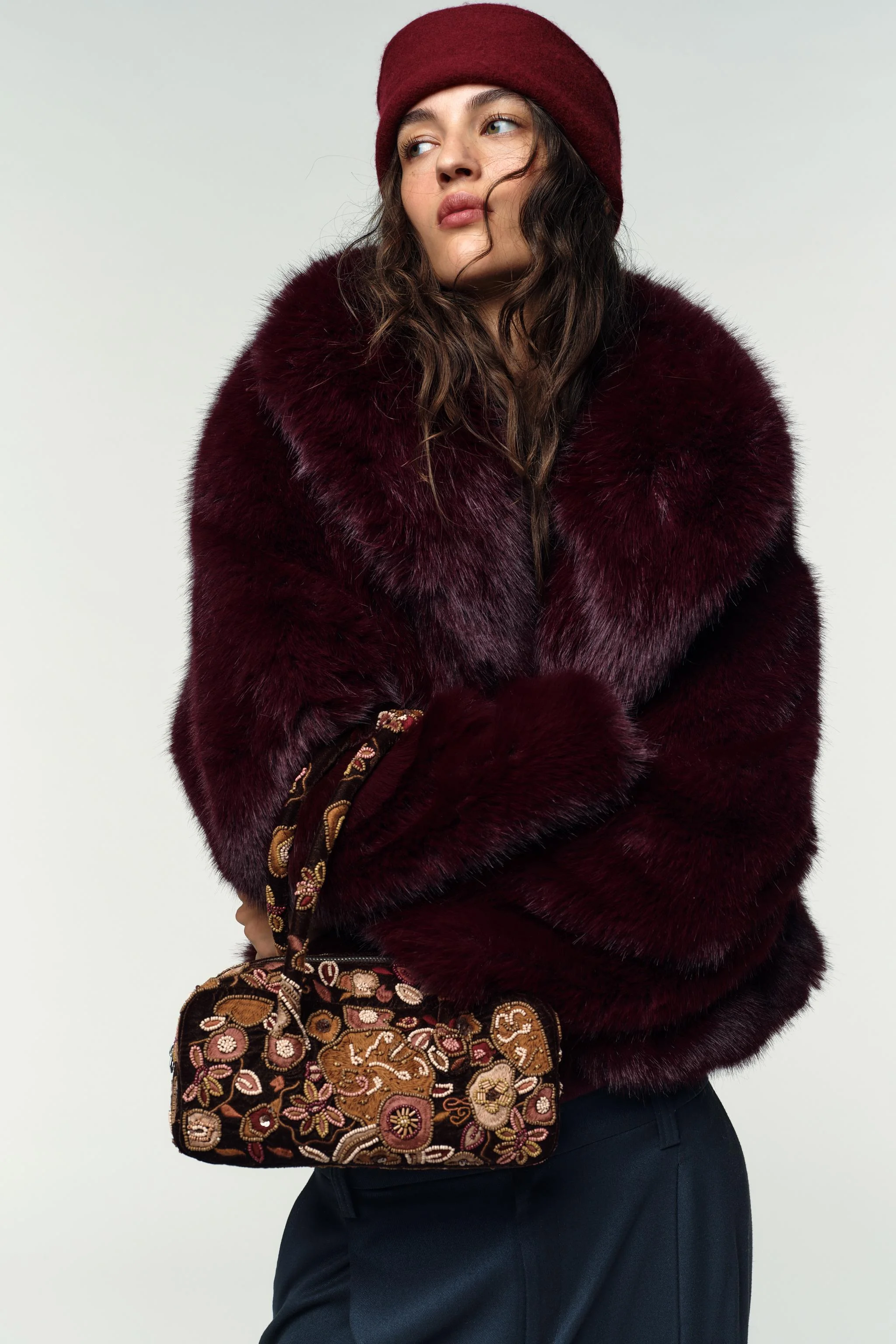 کیف دوشی مخمل گلدوزی شده