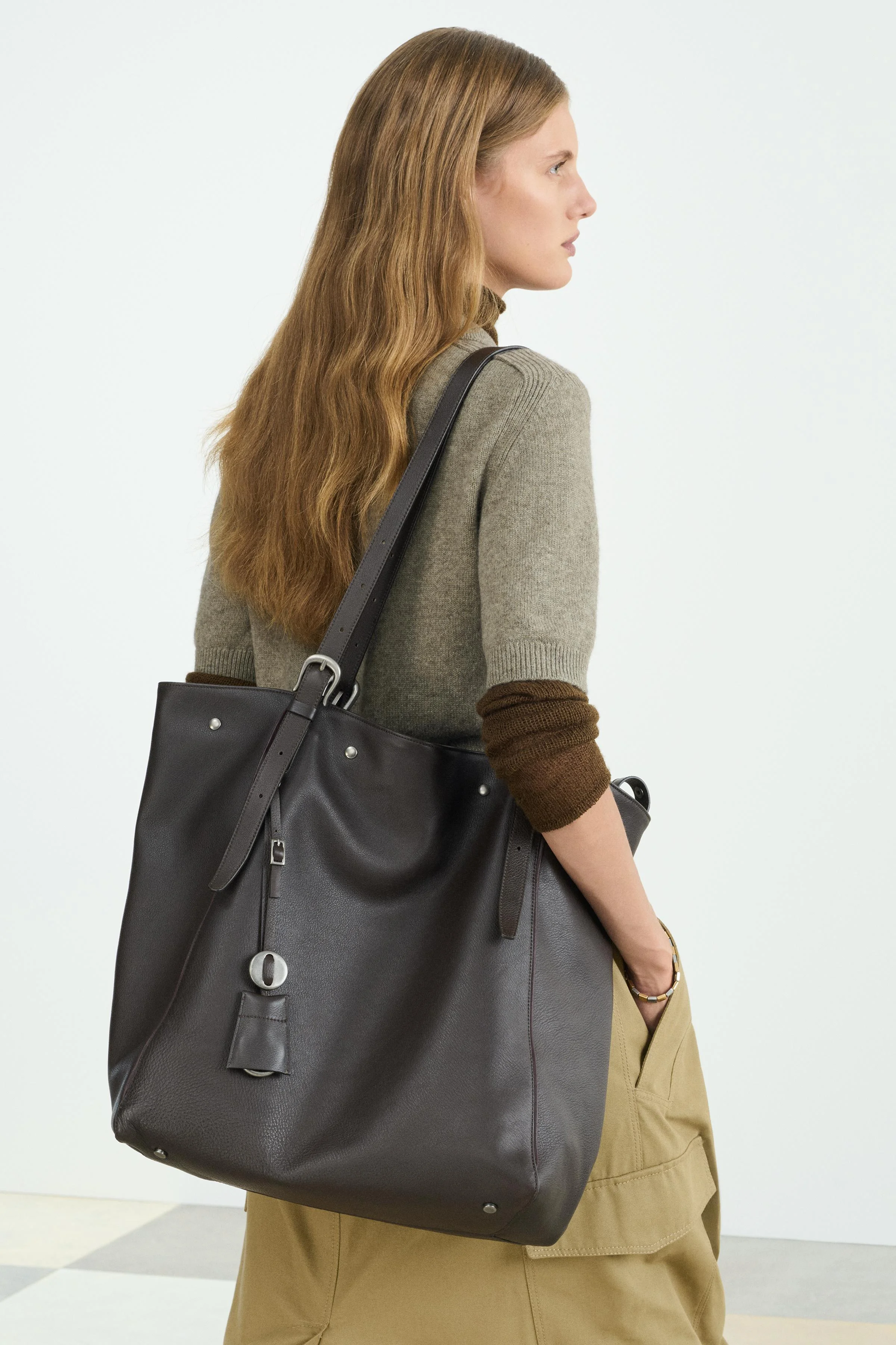 کیف دستی چرمی بزرگ با جزئیات تزئینی کیف دستی چرمی بزرگ با جزئیات تزئینی