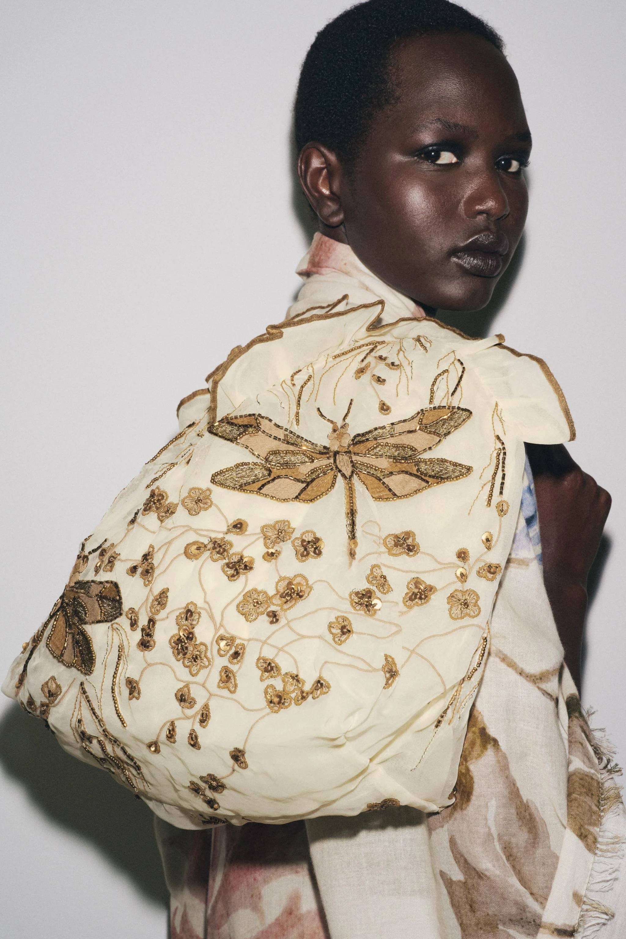 کیف دستی رودوشی با جزئیات گلدوزی شده