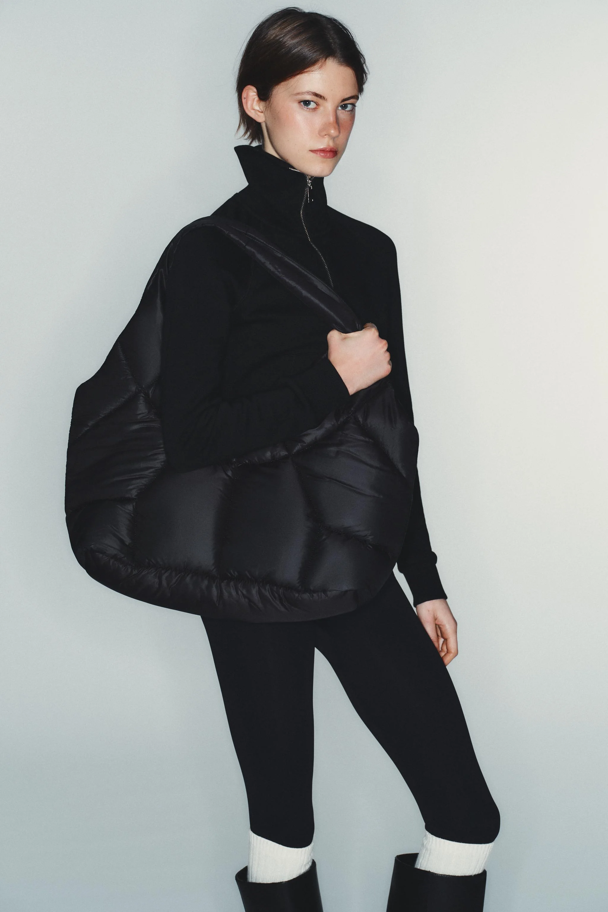 کیف بزرگ خرید با طرح لوزیدوزی. دارای بند دوشی دوبل. دارای جیب زیپدار داخلی. بسته شدن با دکمه مغناطیسی. ارتفاع × طول × عرض: 24 × 40 × 13.5 سانتیمتر کیف بزرگ خرید با طرح لوزیدوزی. دارای بند دوشی دوبل. دارای جیب زیپدار داخلی. بسته شدن با دکمه مغناطیسی. ارتفاع × طول × عرض: 24 × 40 × 13.5 سانتیمتر