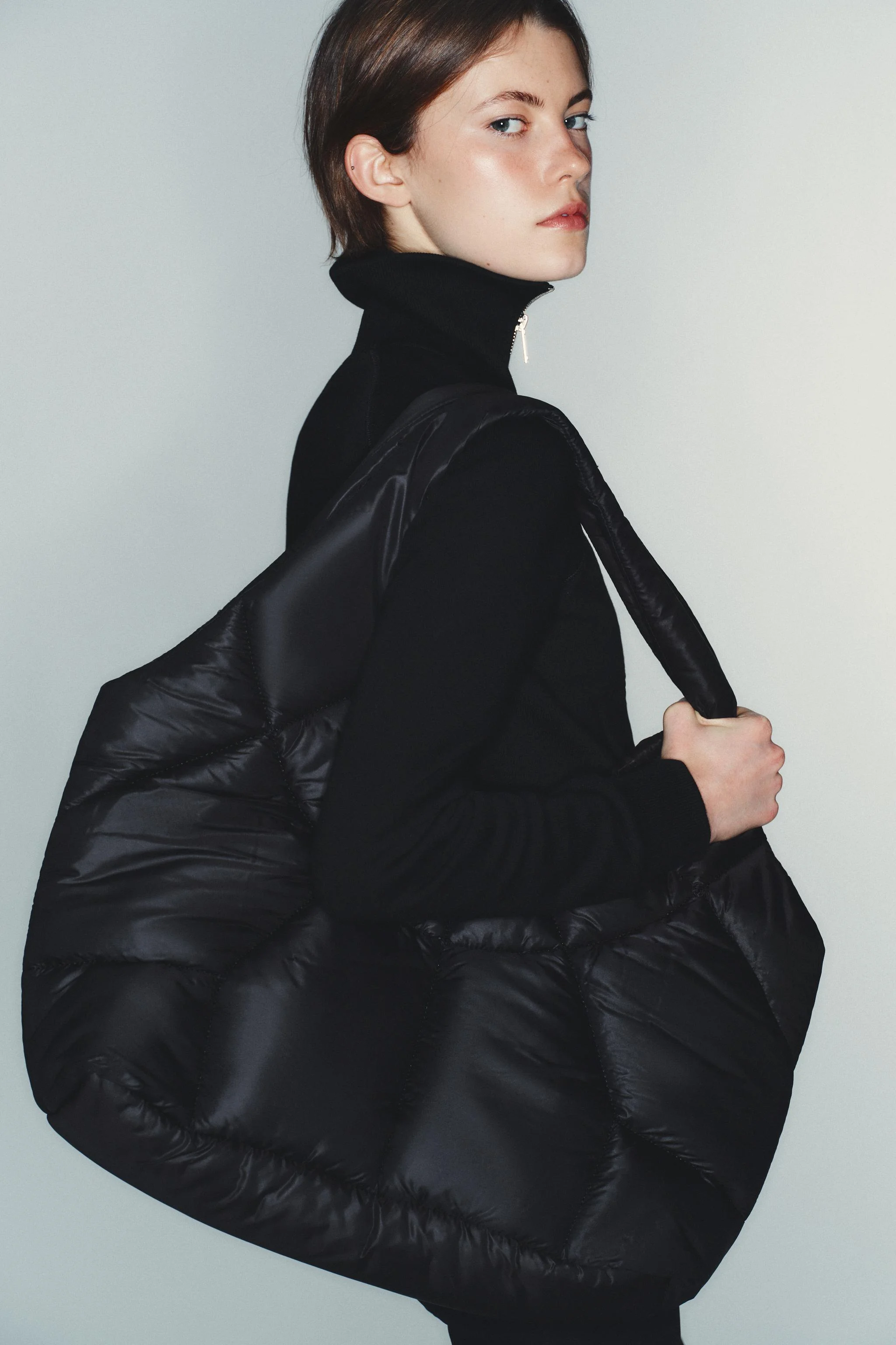 کیف بزرگ خرید با طرح لوزیدوزی. دارای بند دوشی دوبل. دارای جیب زیپدار داخلی. بسته شدن با دکمه مغناطیسی. ارتفاع × طول × عرض: 24 × 40 × 13.5 سانتیمتر کیف بزرگ خرید با طرح لوزیدوزی. دارای بند دوشی دوبل. دارای جیب زیپدار داخلی. بسته شدن با دکمه مغناطیسی. ارتفاع × طول × عرض: 24 × 40 × 13.5 سانتیمتر