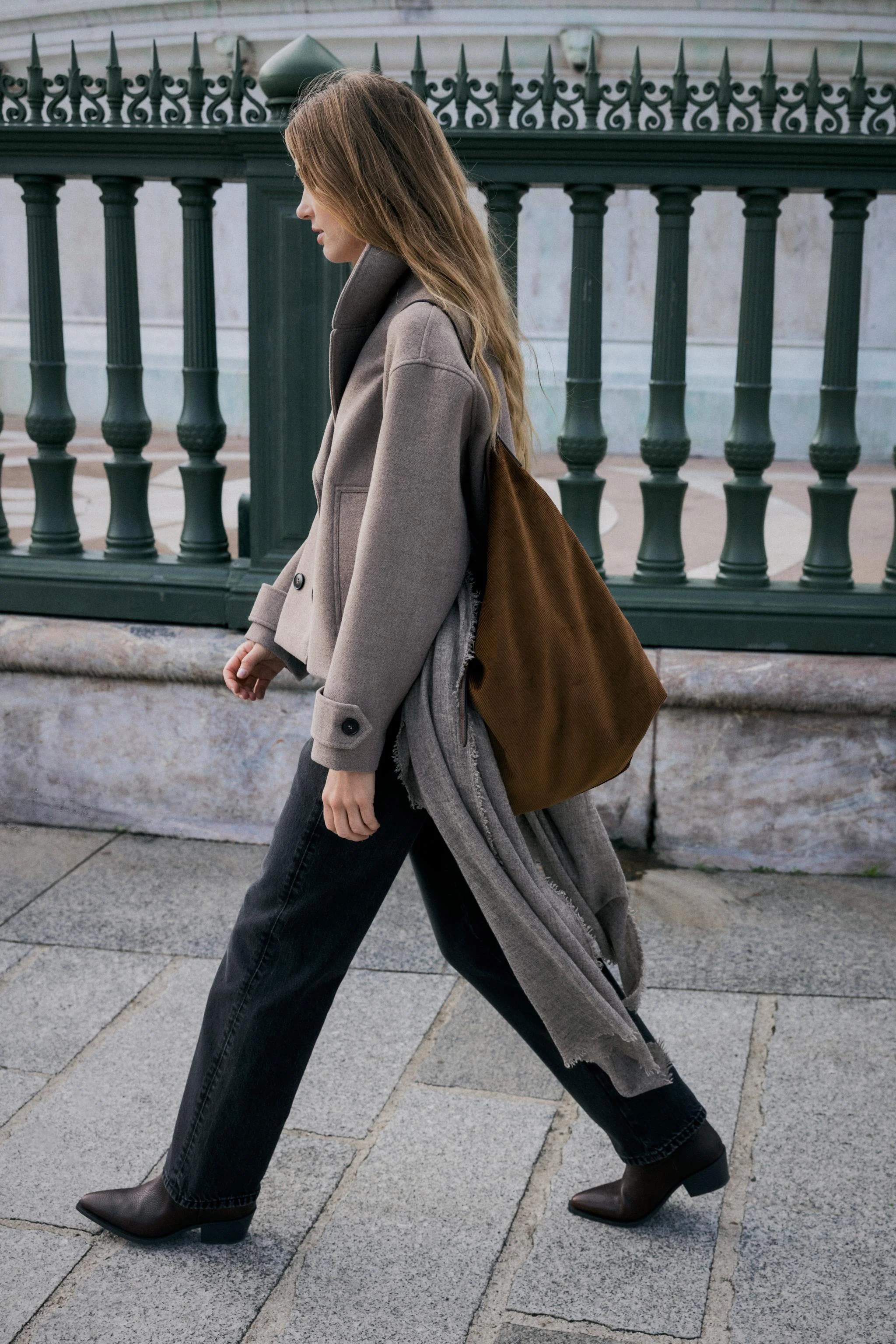 کیف دستی با طرح مخمل کبریتی. دارای بند شانه. جیب زیپدار داخلی. جزئیات بند جلویی با سگک. ارتفاع × طول × عرض: 40 × 37 × 12.5 سانتیمتر / 15.7 × 14.6 × 4.9 اینچ کیف دستی با طرح مخمل کبریتی. دارای بند شانه. جیب زیپدار داخلی. جزئیات بند جلویی با سگک. ارتفاع × طول × عرض: 40 × 37 × 12.5 سانتیمتر / 15.7 × 14.6 × 4.9 اینچ