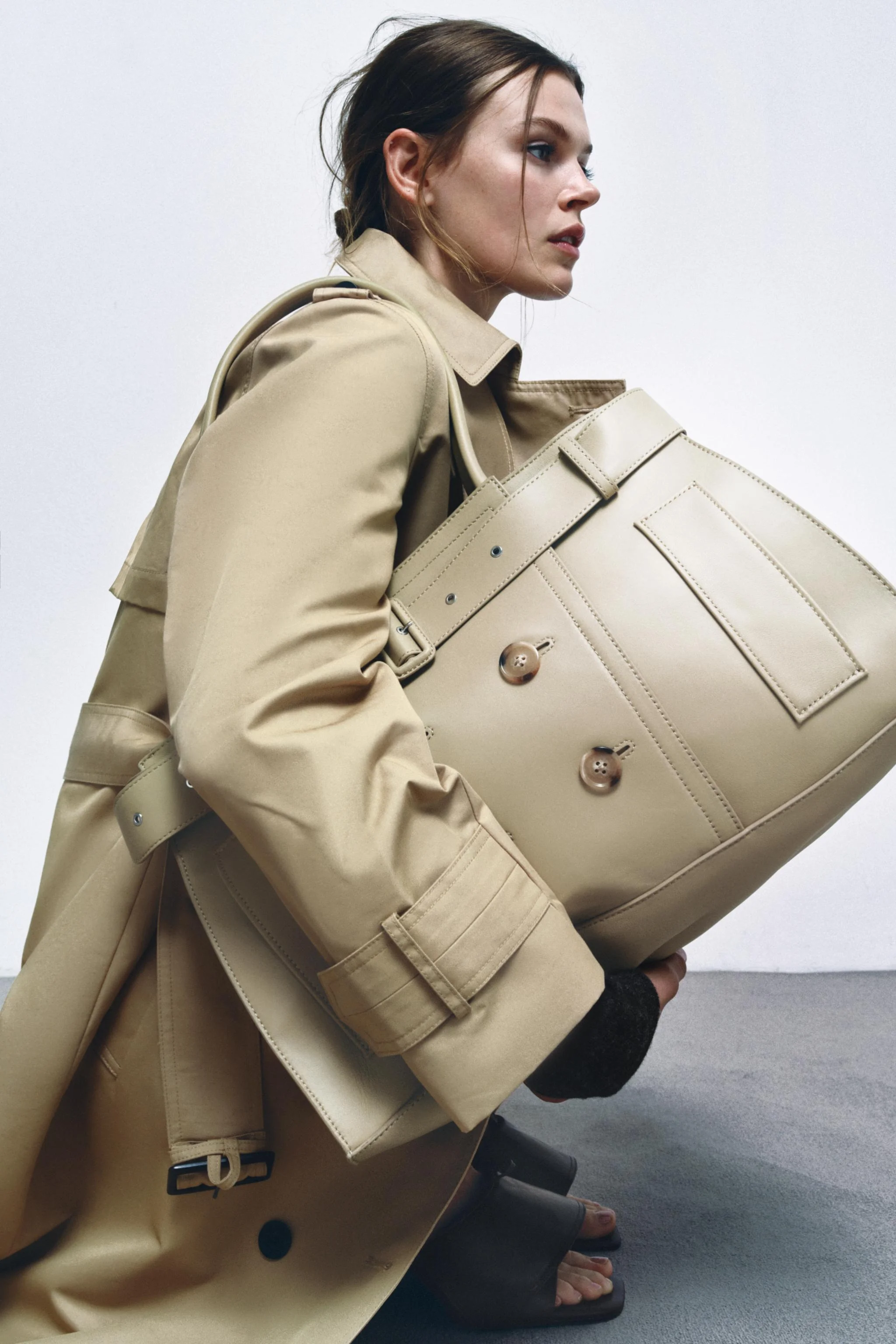 کیف چرم شهری با جزئیات کمربند کیف چرم شهری با جزئیات کمربند