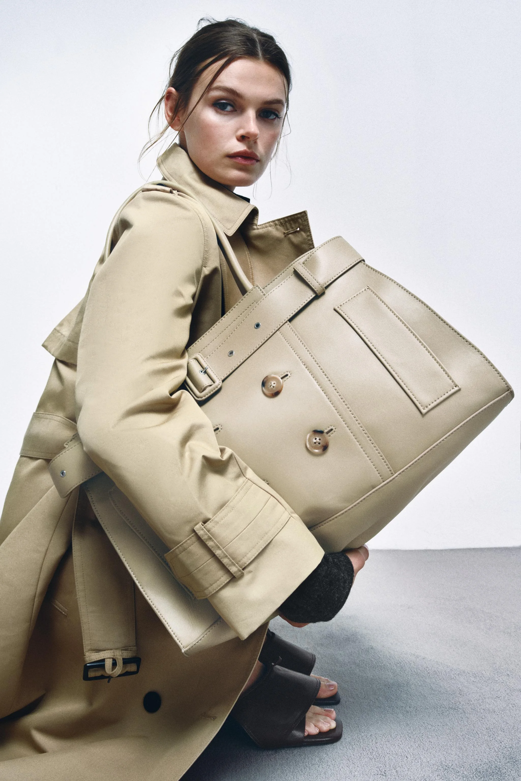 کیف چرم شهری با جزئیات کمربند کیف چرم شهری با جزئیات کمربند