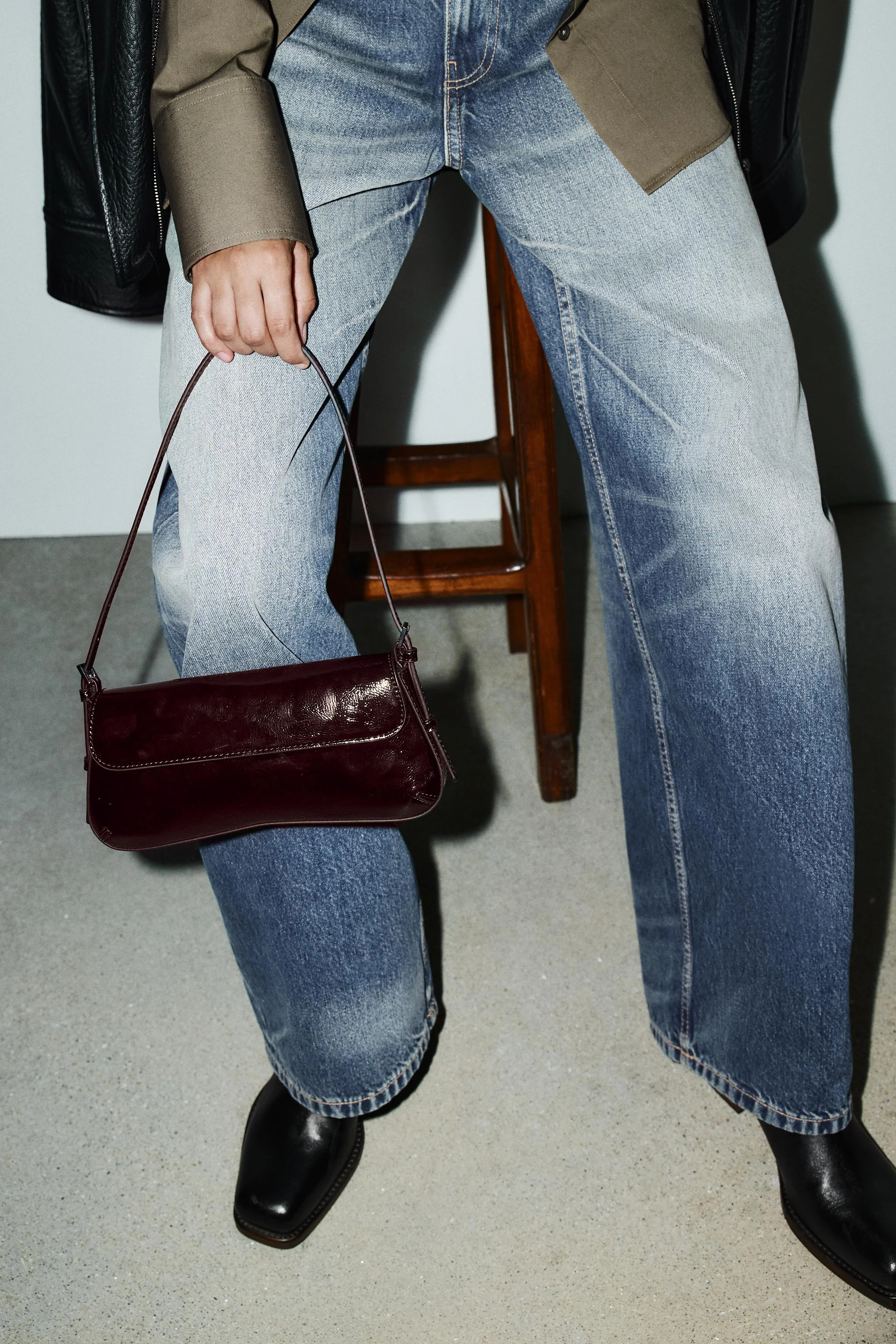 کیف دوشی با سرپوش. با جلوه ای براق. بند دوشی قابل تنظیم. بست مغناطیسی. ارتفاع x طول x عرض: 10 x 24 x 3 سانتی متر