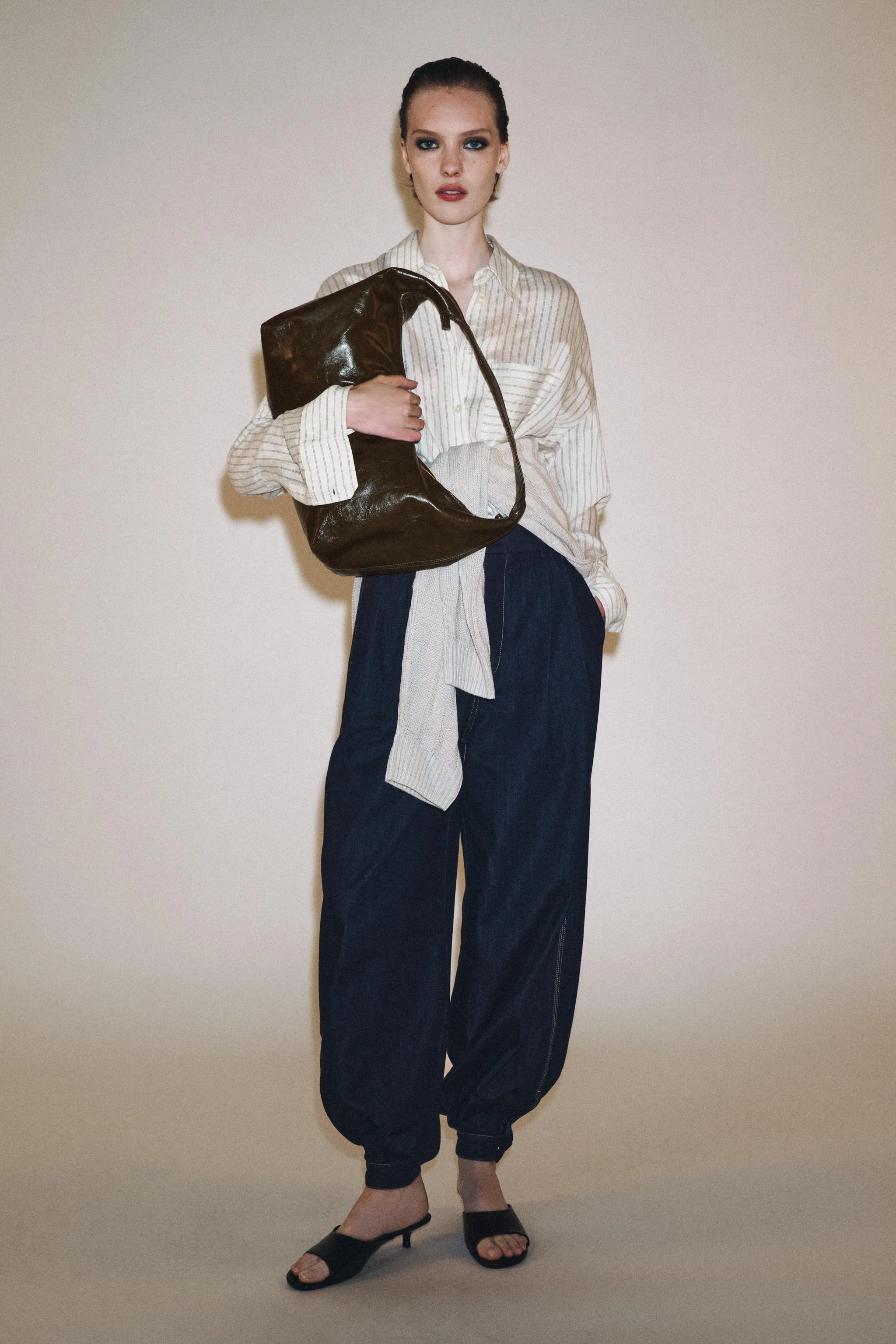 کیف دستی چرمی بیضی شکل کیف دستی چرمی بیضی شکل