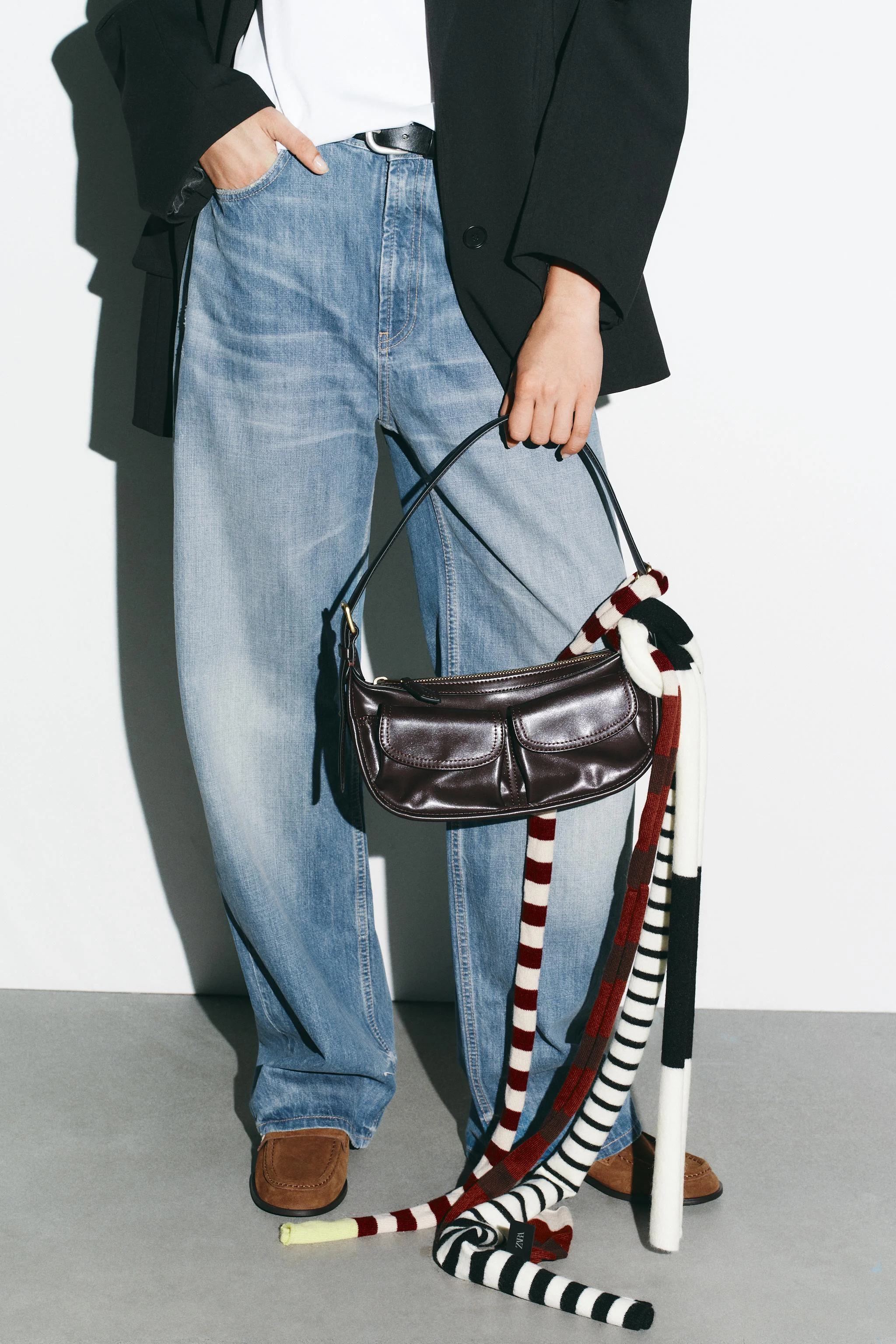 کیف دوشی شهری. دارای جیبهای متعدد با بست دکمهای. جیب داخلی با بست زیپی فلزی. بست زیپی فلزی. ارتفاع x طول x عرض: 12 x 28 x 8 سانتیمتر / 4.7 x 11.0 x 3.1 اینچ کیف دوشی شهری. دارای جیبهای متعدد با بست دکمهای. جیب داخلی با بست زیپی فلزی. بست زیپی فلزی. ارتفاع x طول x عرض: 12 x 28 x 8 سانتیمتر / 4.7 x 11.0 x 3.1 اینچ