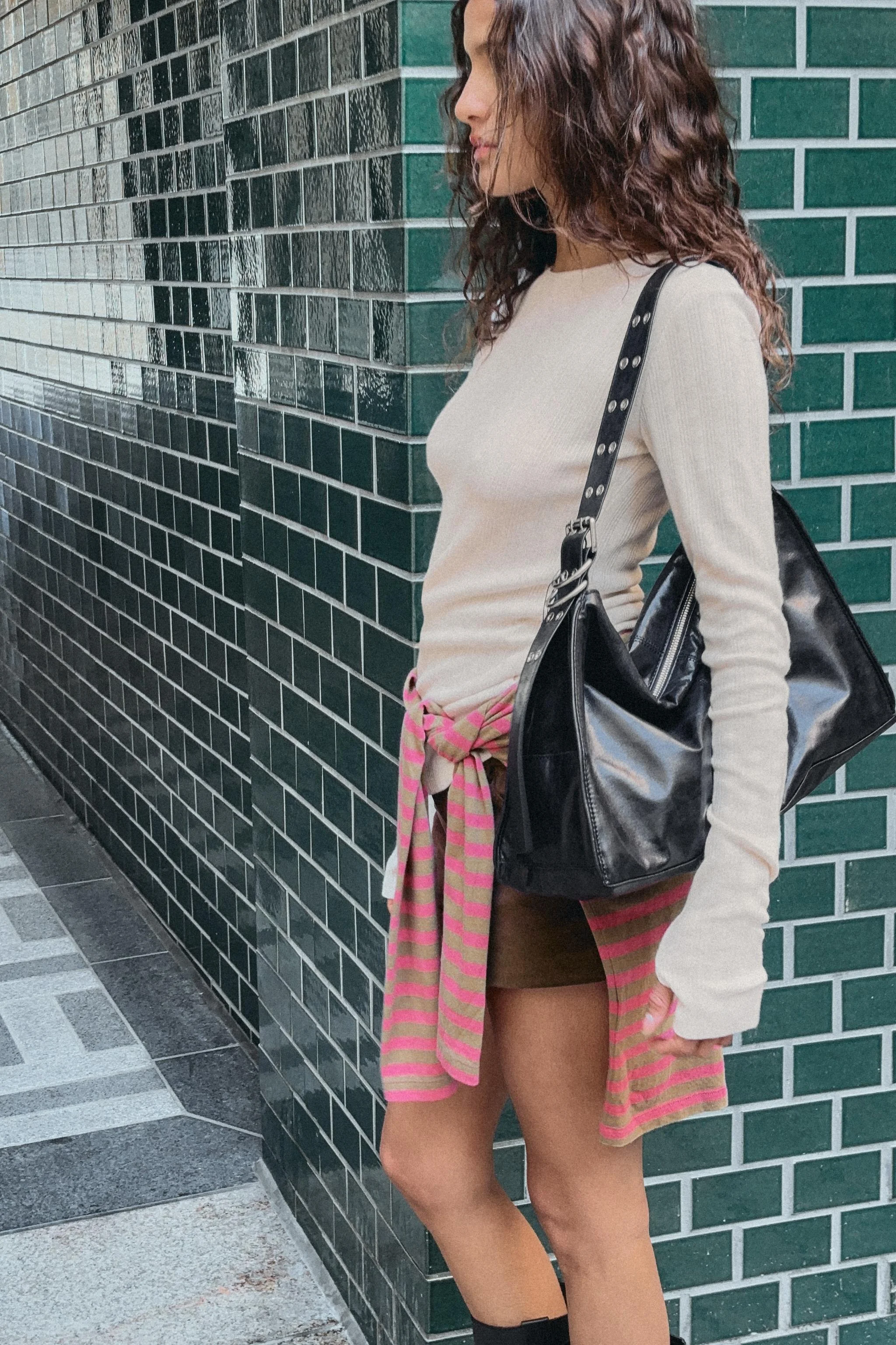 کیف سطلی بزرگ با جزئیات سوراخ فلزی کیف سطلی بزرگ با جزئیات سوراخ فلزی