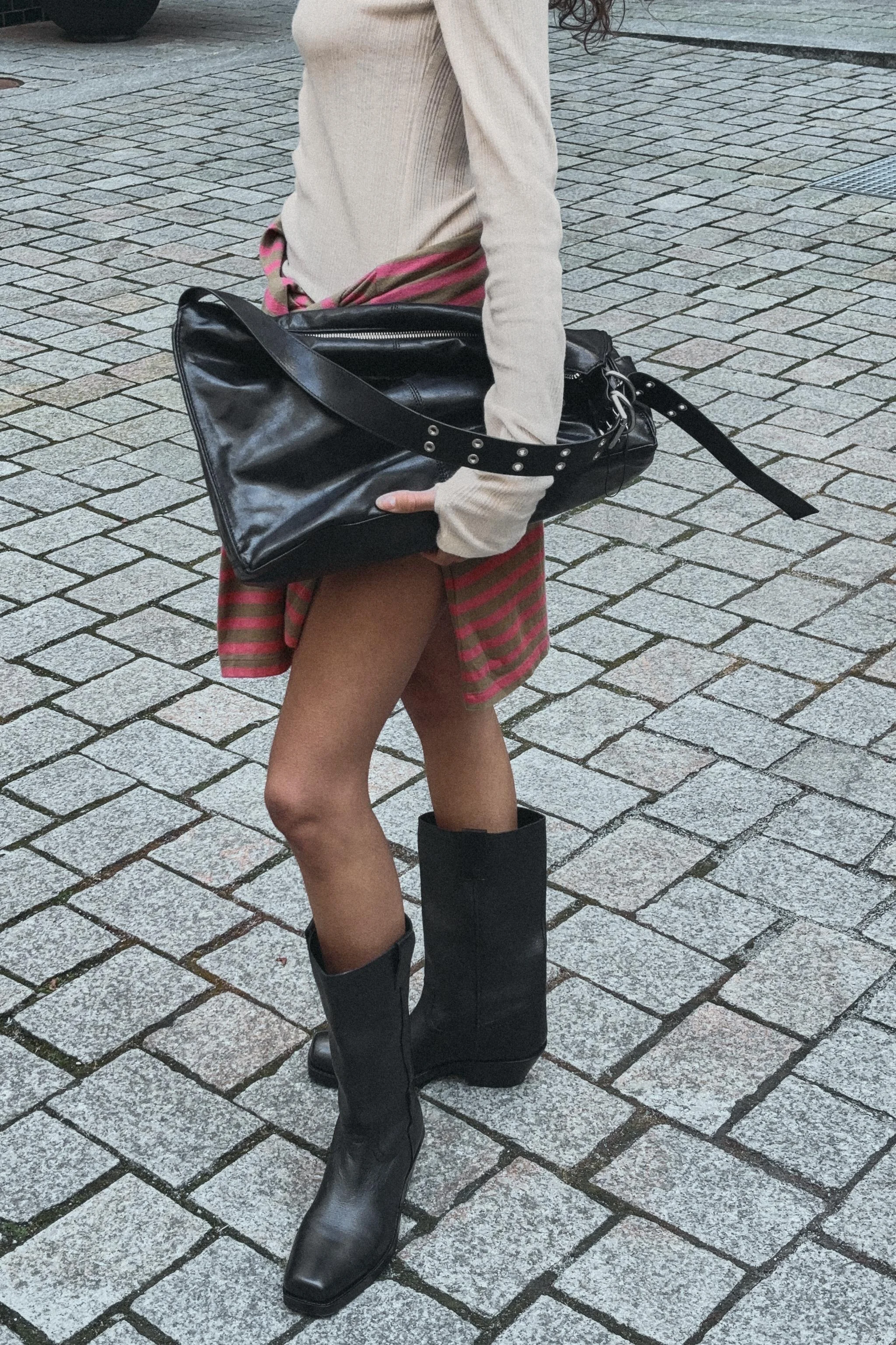 کیف سطلی بزرگ با جزئیات سوراخ فلزی کیف سطلی بزرگ با جزئیات سوراخ فلزی