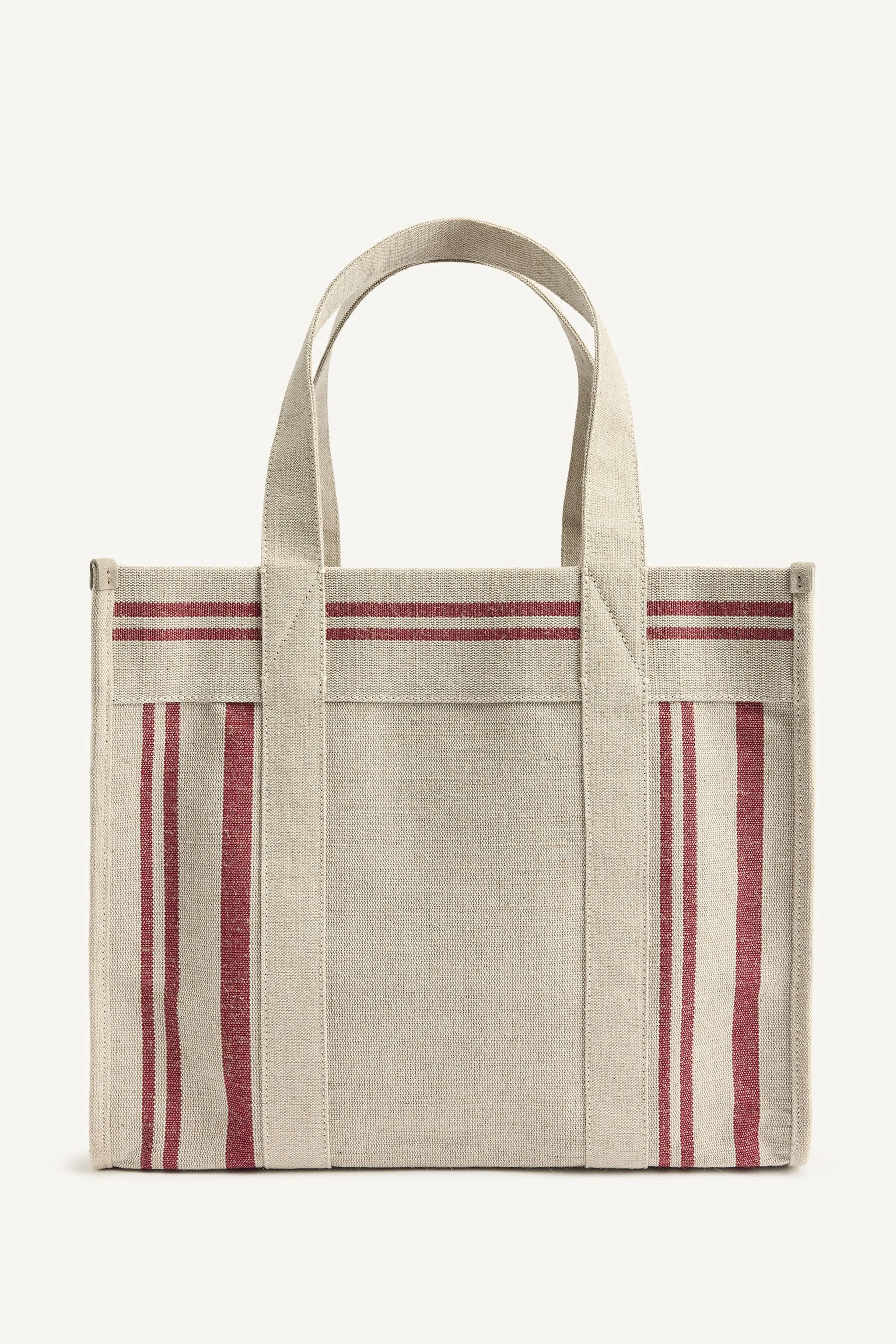 کیف بزرگ با رویه برزنتی و جزئیات دوخت. دارای جیب زیپدار داخلی. بند دوشی دوبل. ارتفاع x طول x عرض: 33 x 39.5 x 16 سانتیمتر کیف بزرگ با رویه برزنتی و جزئیات دوخت. دارای جیب زیپدار داخلی. بند دوشی دوبل. ارتفاع x طول x عرض: 33 x 39.5 x 16 سانتیمتر