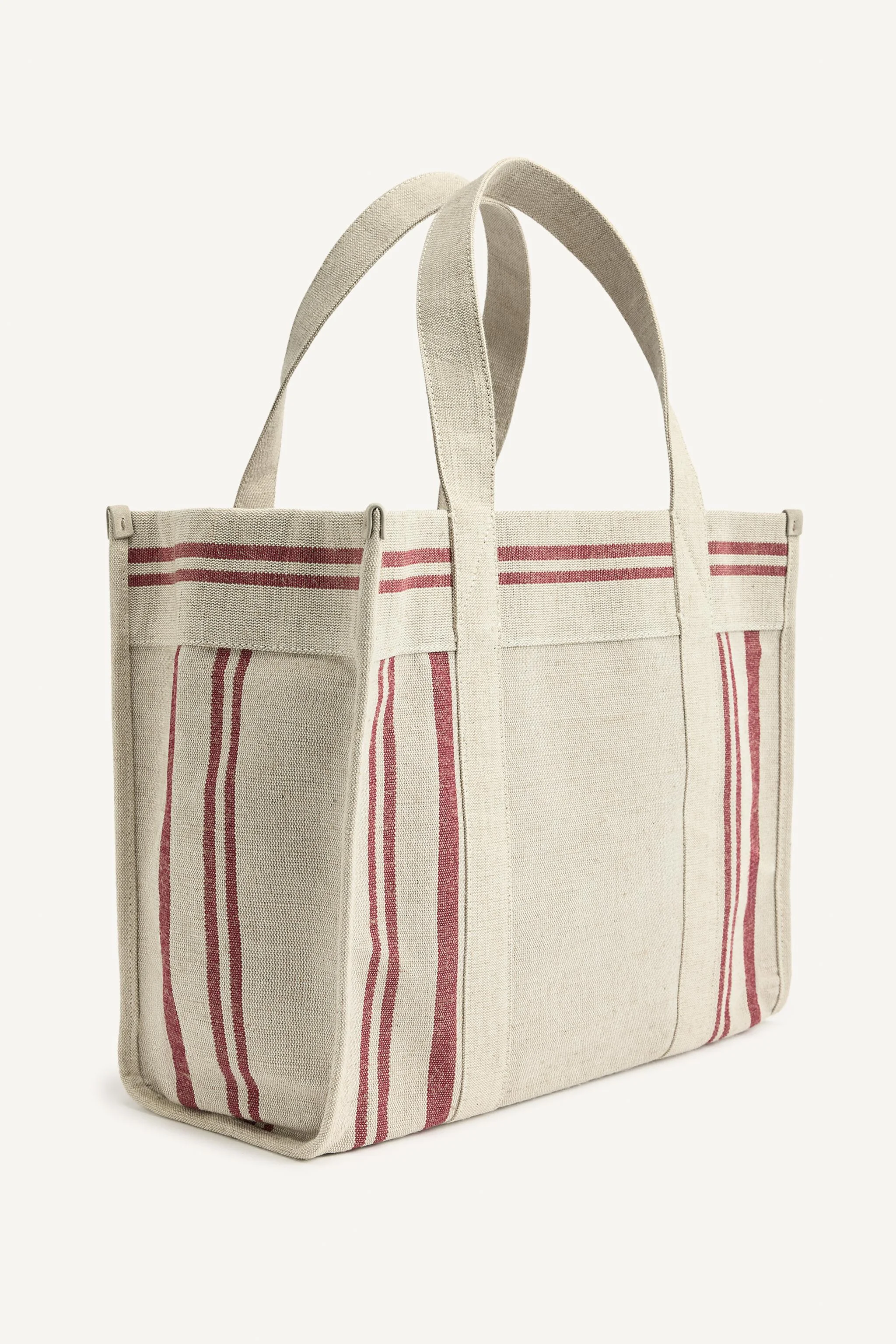 کیف بزرگ با رویه برزنتی و جزئیات دوخت. دارای جیب زیپدار داخلی. بند دوشی دوبل. ارتفاع x طول x عرض: 33 x 39.5 x 16 سانتیمتر کیف بزرگ با رویه برزنتی و جزئیات دوخت. دارای جیب زیپدار داخلی. بند دوشی دوبل. ارتفاع x طول x عرض: 33 x 39.5 x 16 سانتیمتر