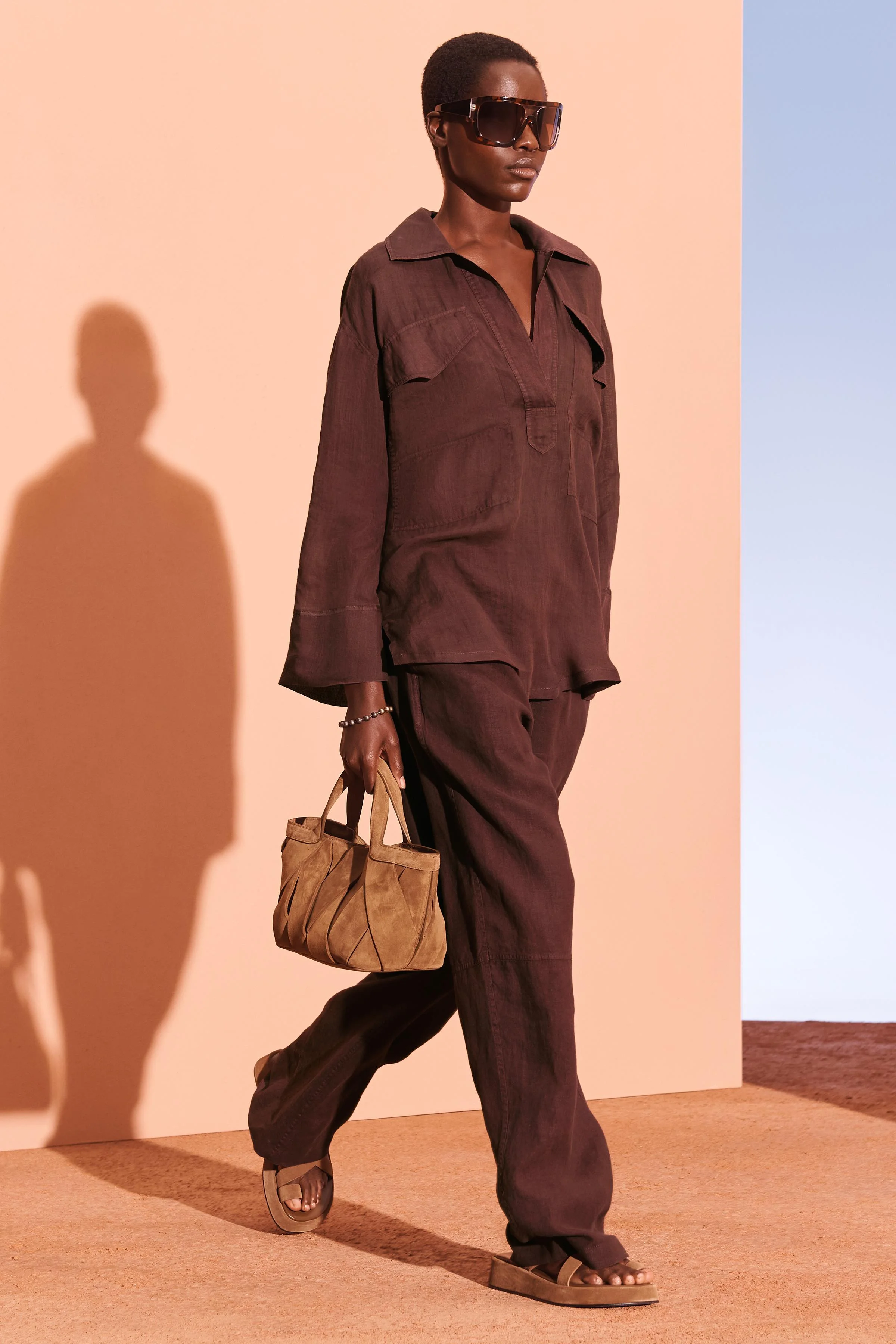 کیف دستی چرمی کوچک. بدنه بافته شده. دارای دو دسته در قسمت بالا. دارای جیب داخلی. بست گیره ای. ارتفاع x طول x عرض: 16 x 28 x 13.5 سانتی متر کیف دستی چرمی کوچک. بدنه بافته شده. دارای دو دسته در قسمت بالا. دارای جیب داخلی. بست گیره ای. ارتفاع x طول x عرض: 16 x 28 x 13.5 سانتی متر