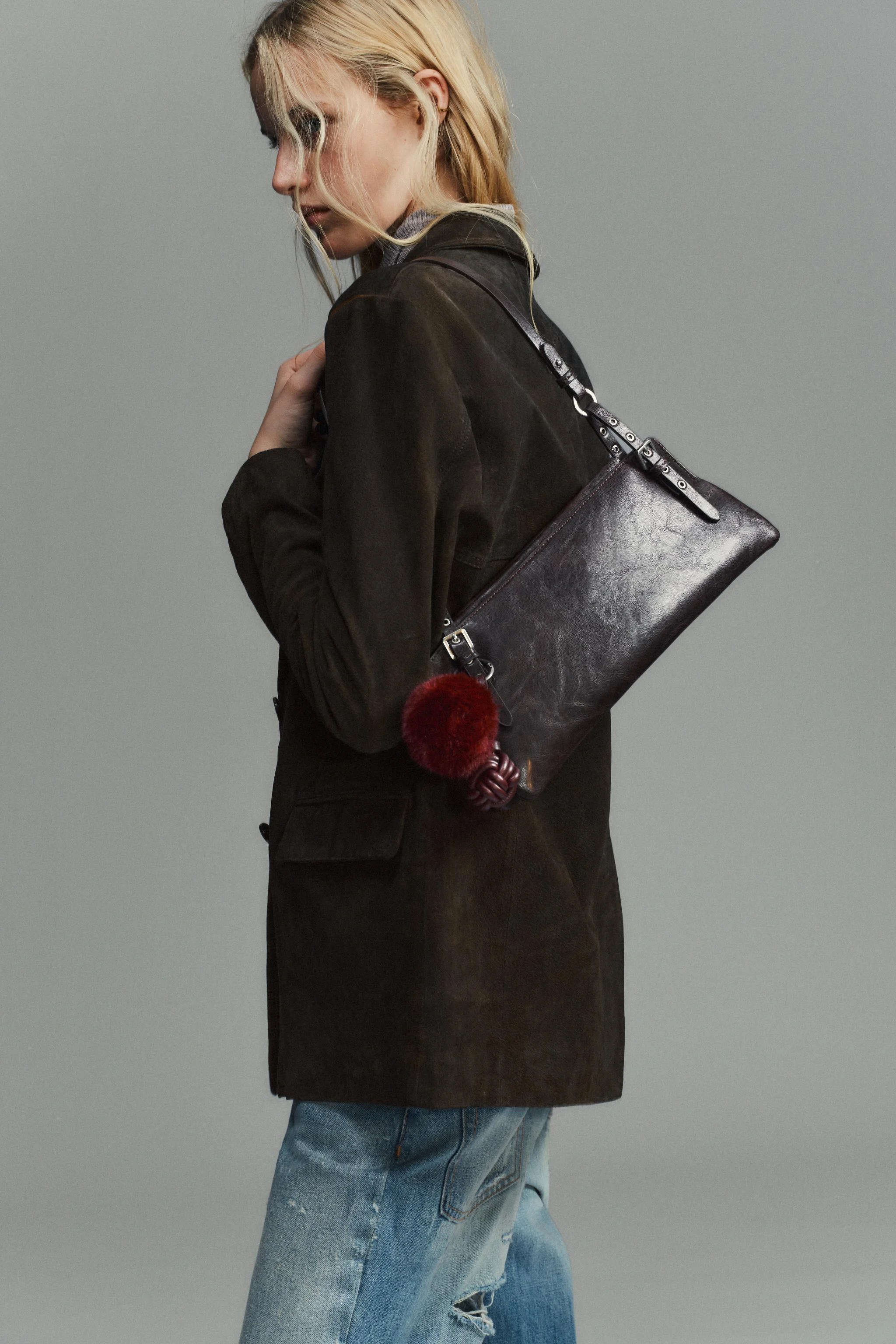 کیف دوشی با تزیینات پرچ