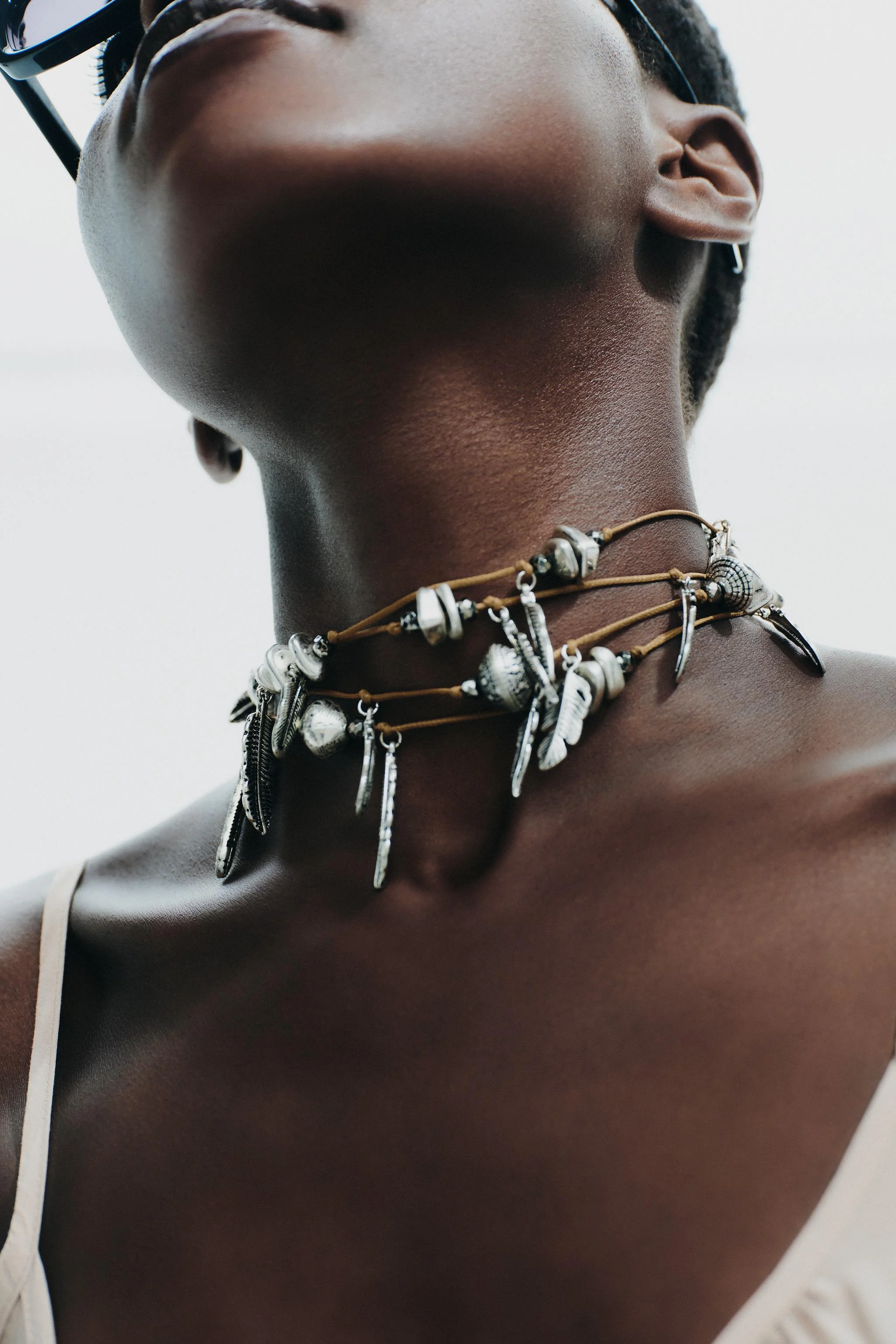 بند چند حالته با گره و تزئینات فلزی مختلف