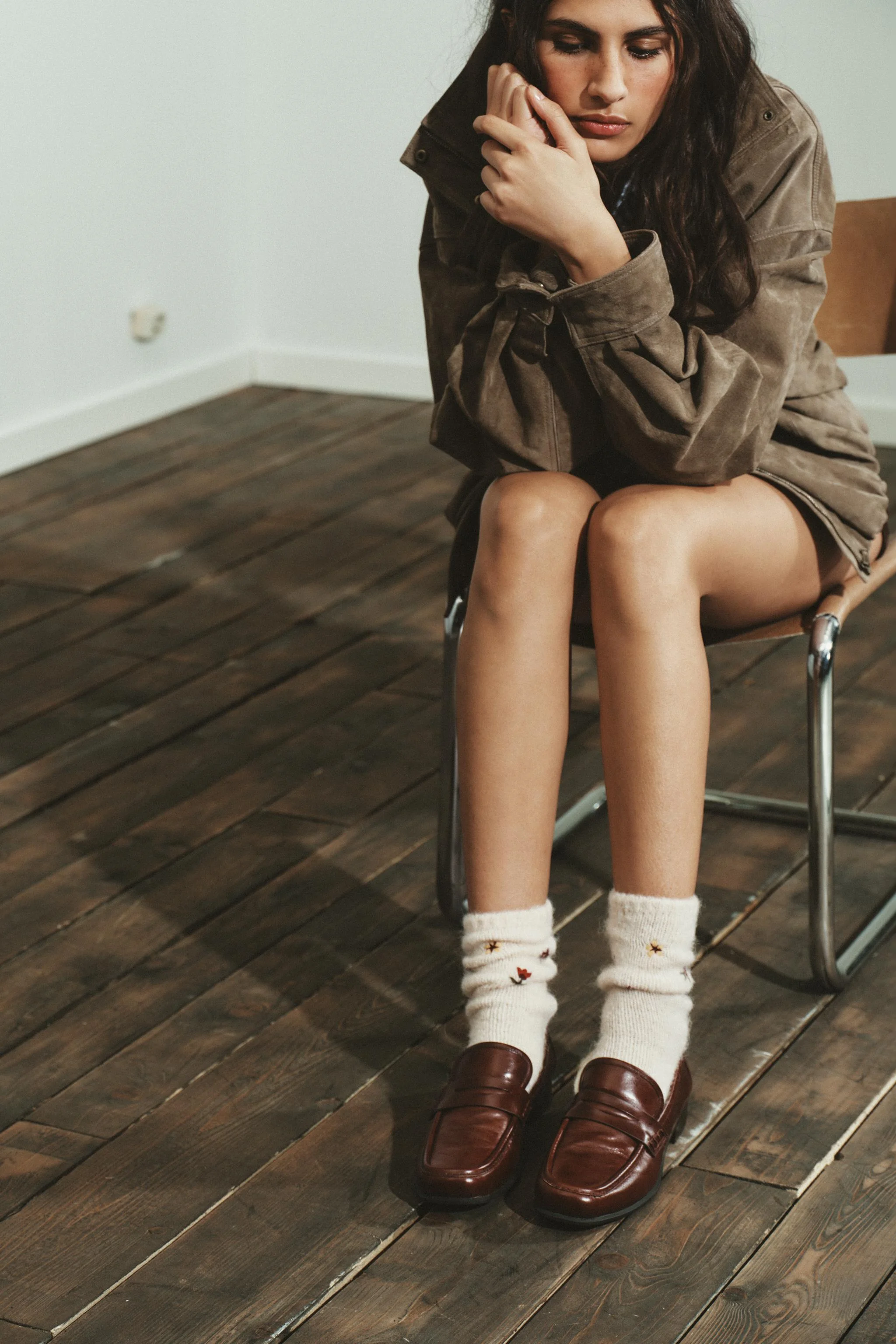 جوراب طرح گل گلدوزی شده جوراب طرح گل گلدوزی شده