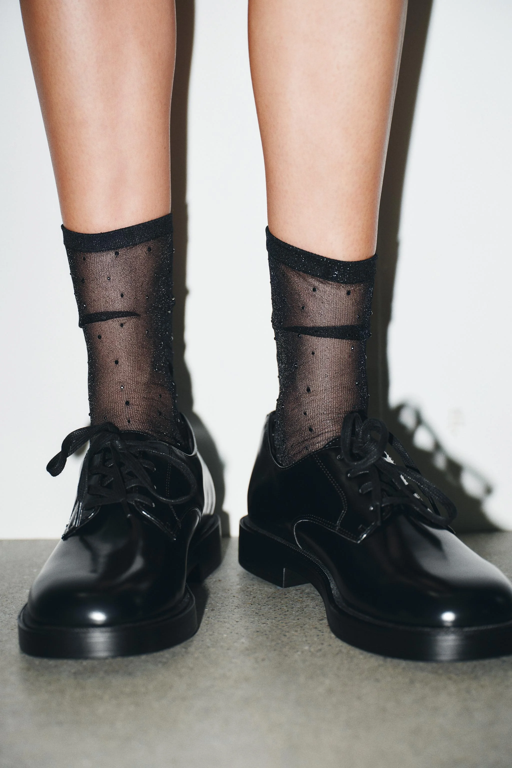 جوراب ساق بلند زنانه با تزیینات نگین جوراب ساق بلند زنانه با تزیینات نگین