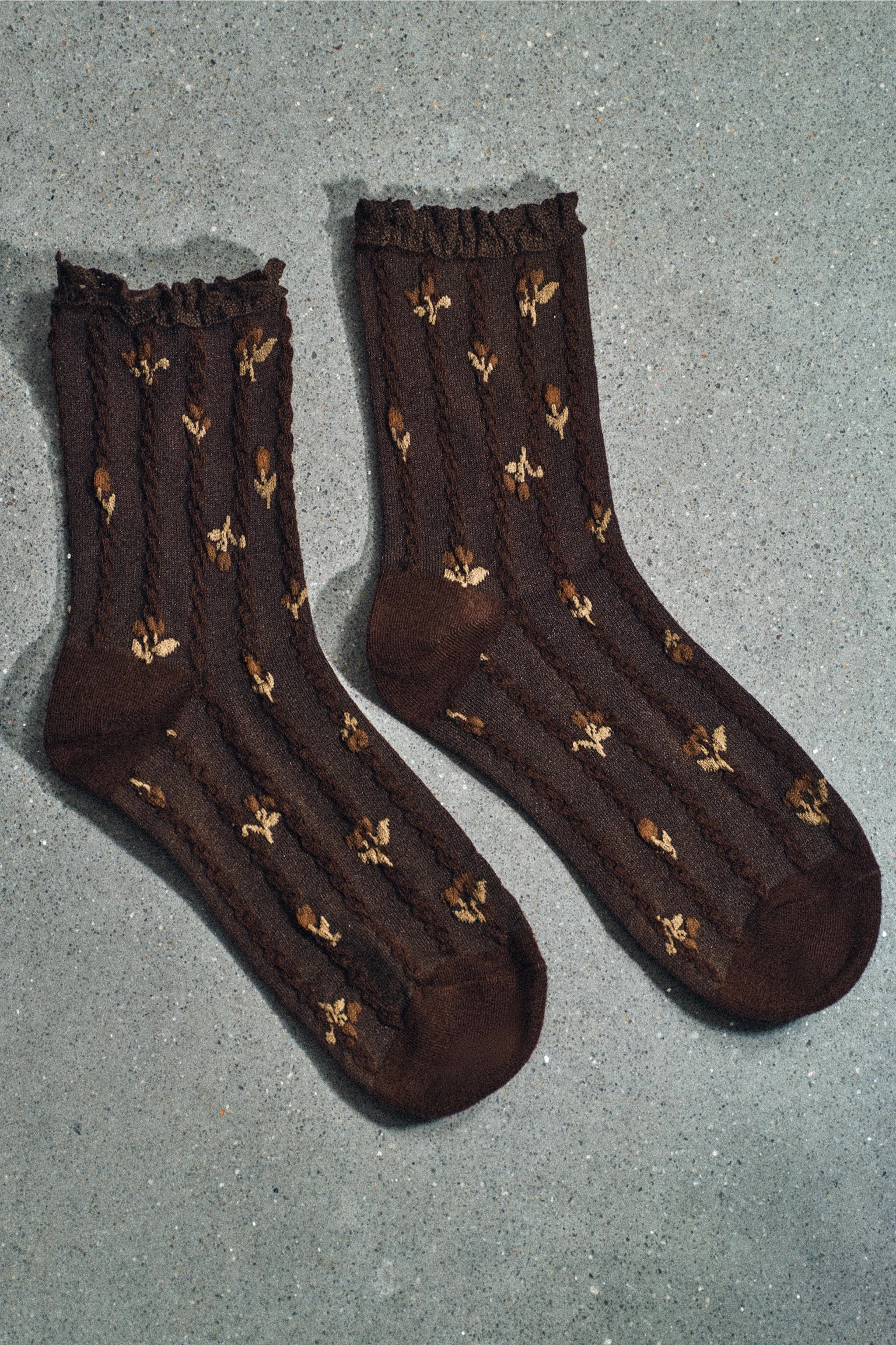 جوراب طرح گل با تزیینات گیپور جوراب طرح گل با تزیینات گیپور