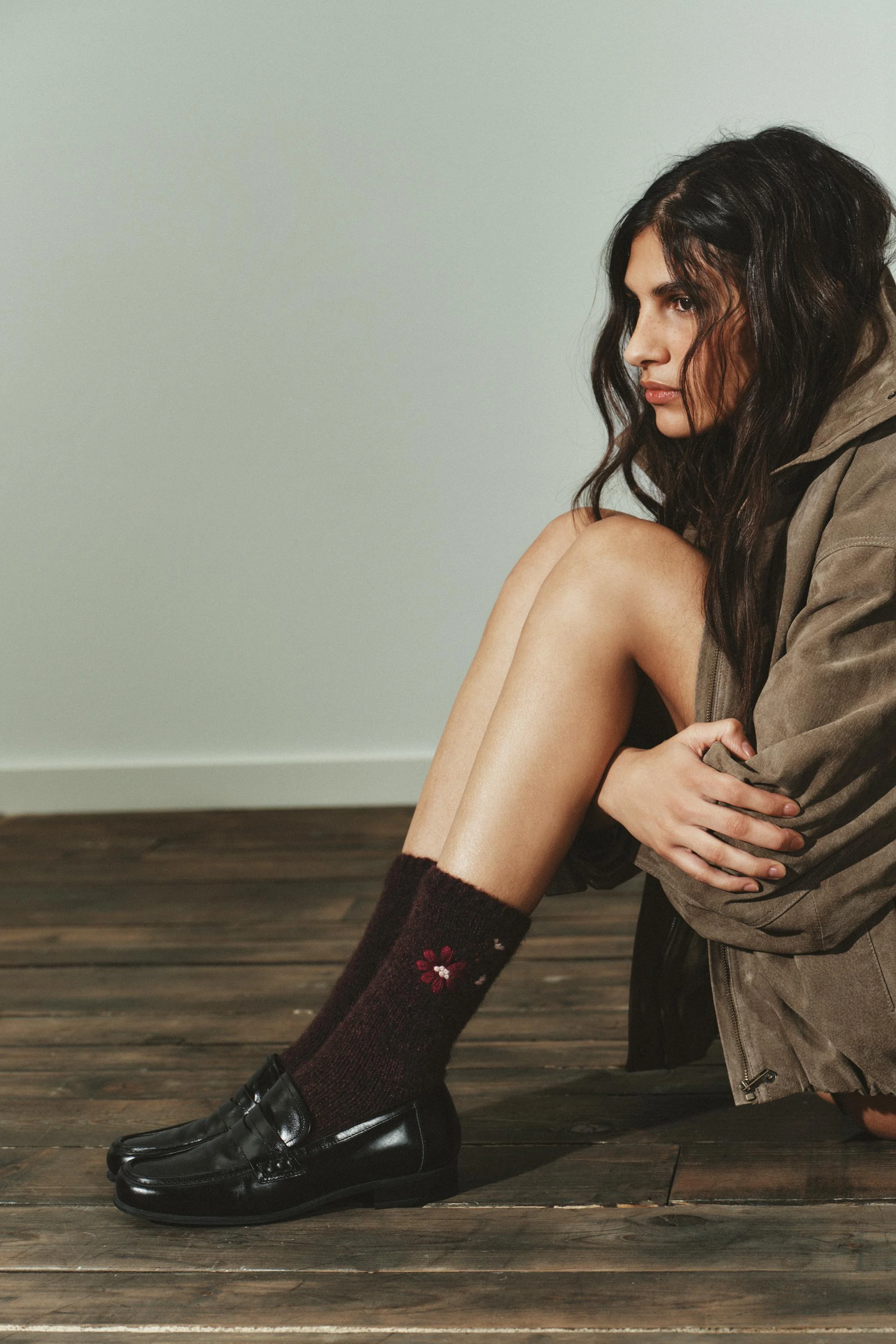 جوراب با گلدوزی طرح گل جوراب با گلدوزی طرح گل