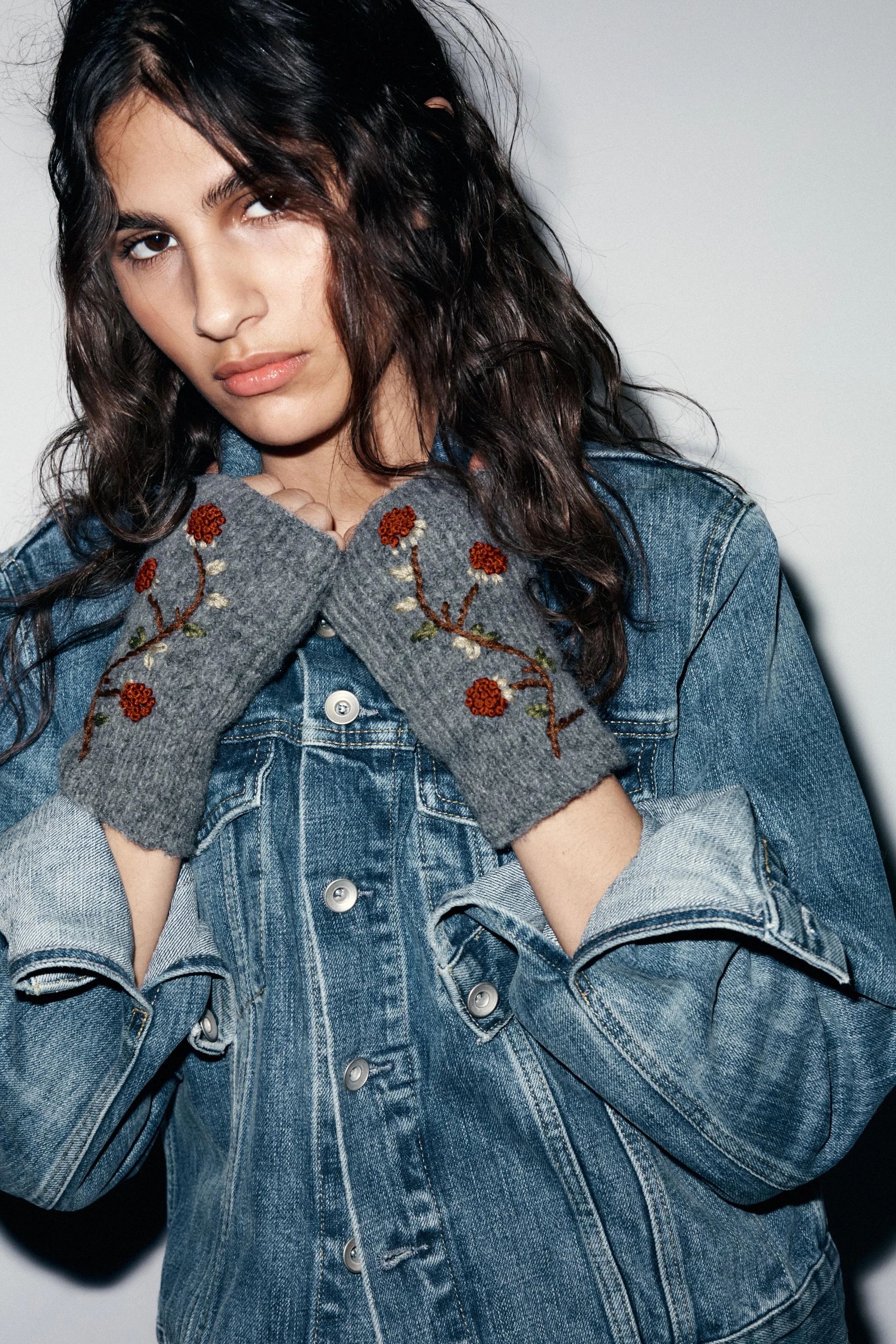 دستکش بافتنی با گلدوزی گل