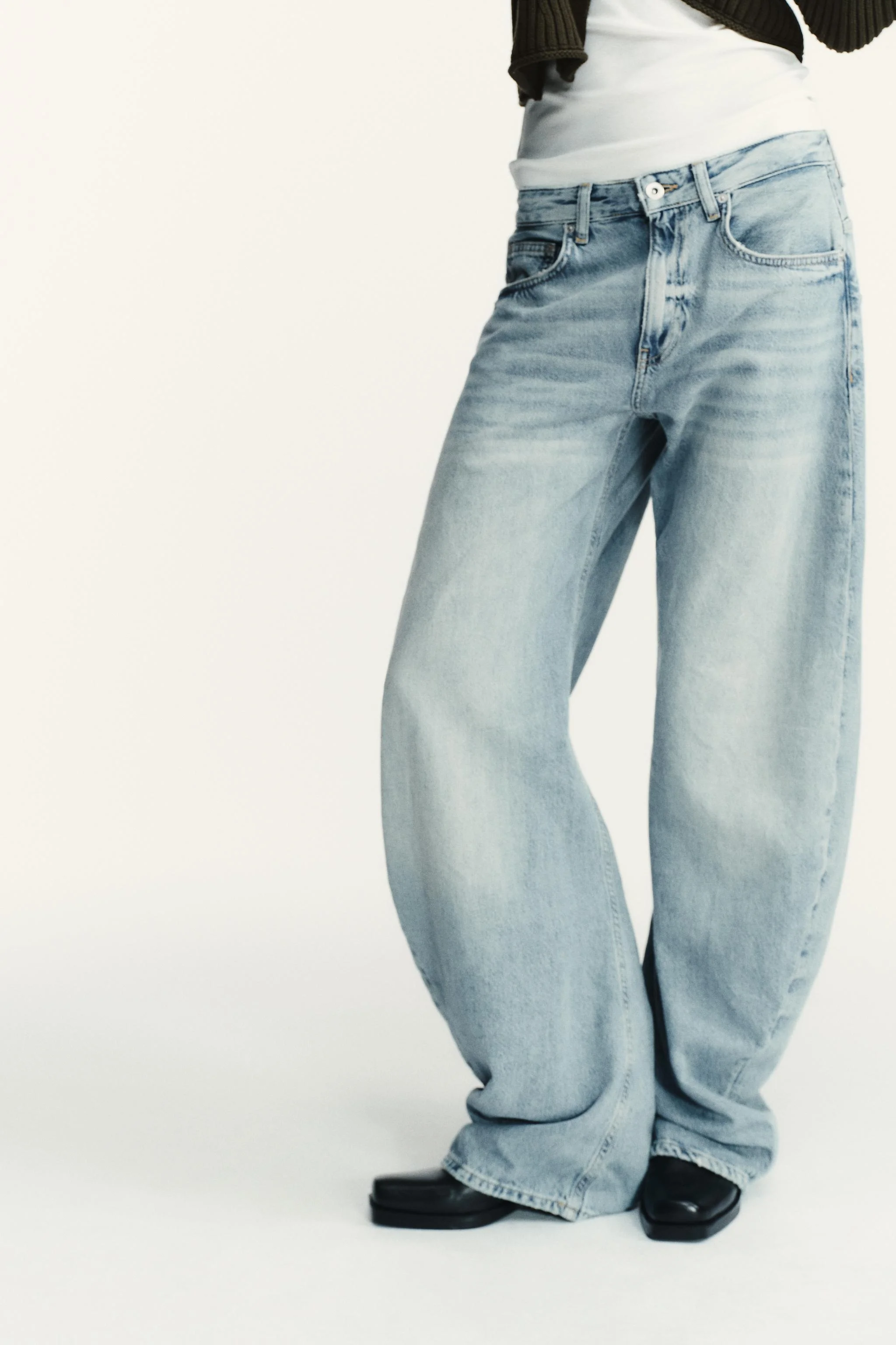 شلوار جین با فاق کوتاه و درز جابجا شده شلوار جین با فاق کوتاه و درز جابجا شده