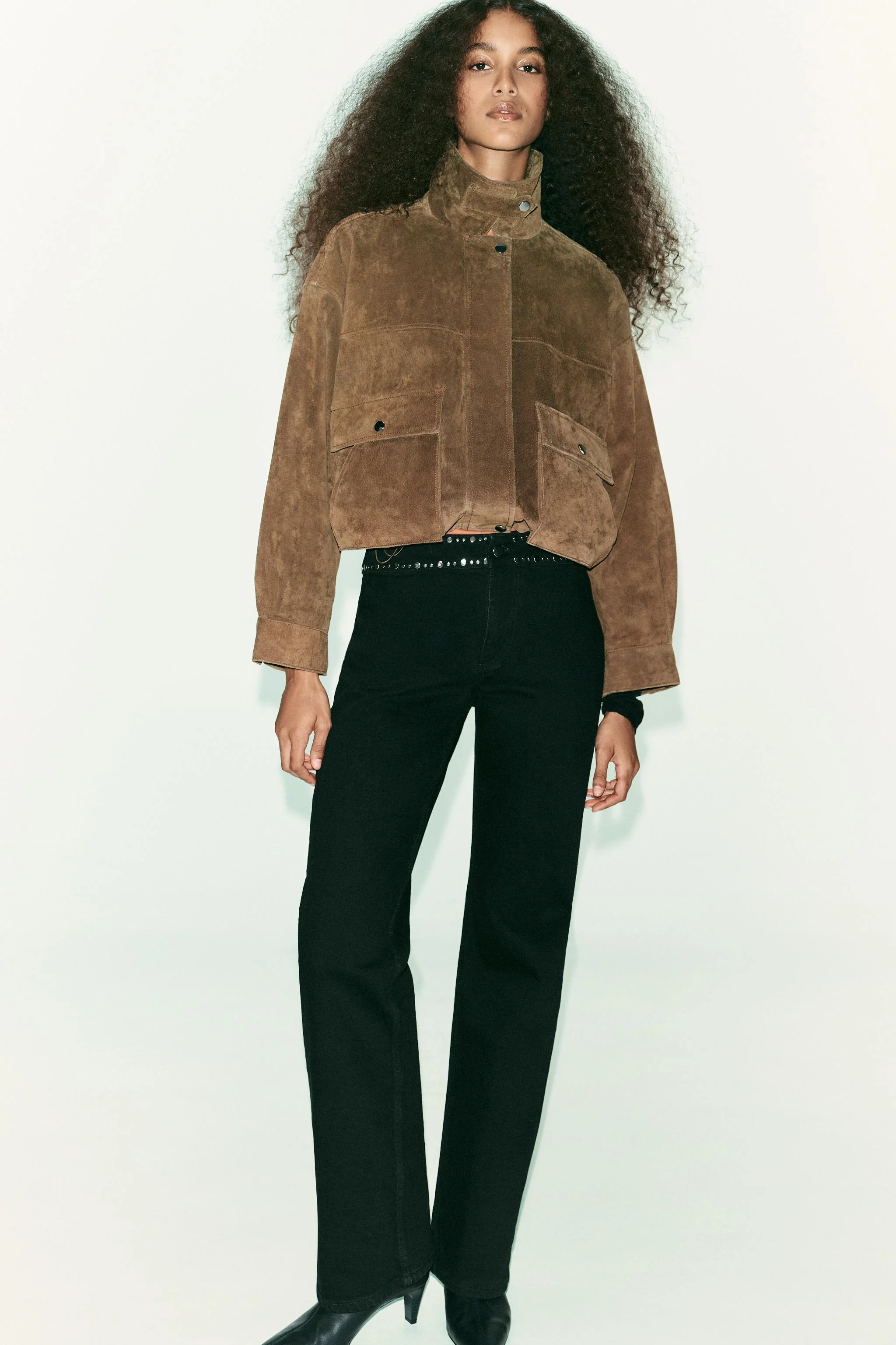 شلوار جین بلند راسته فاق بلند Z1975 با تزیینات پرچ شلوار جین بلند راسته فاق بلند Z1975 با تزیینات پرچ