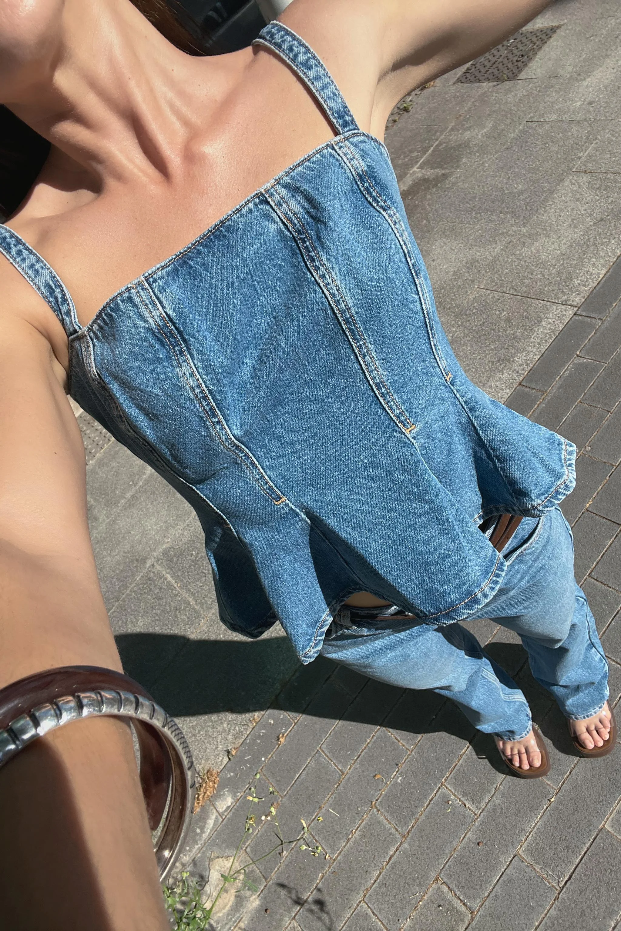 شلوار جین راسته فاق بلند مدل Z1975 دهه 90 با کمربند شلوار جین راسته فاق بلند مدل Z1975 دهه 90 با کمربند