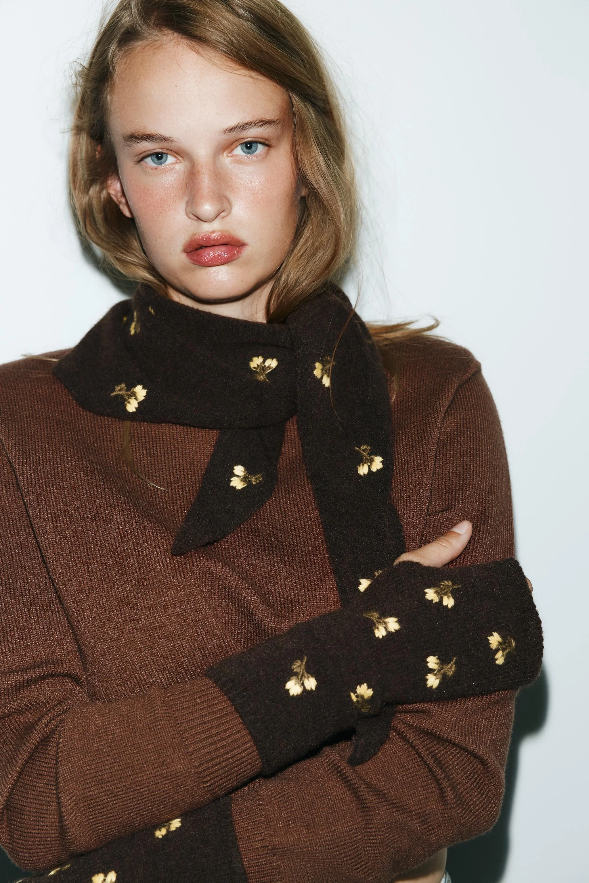 دستکش بافتنی با گلدوزی طرح گل دستکش بافتنی با گلدوزی طرح گل